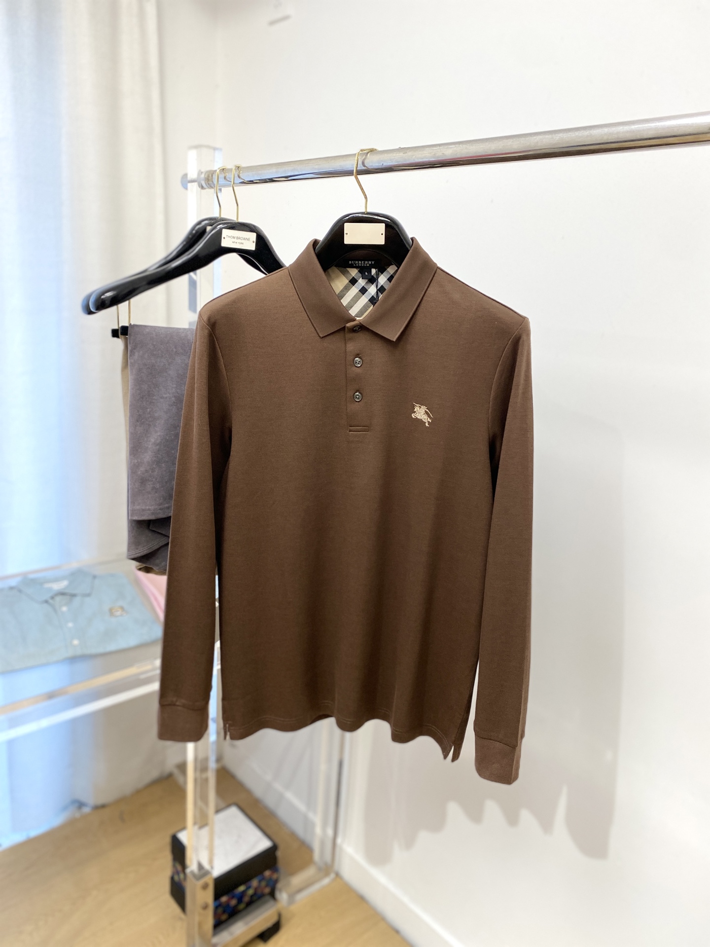 NO:526836,Burberry, 2025 new long-sleeved sweatshirt, handsome and fashionable, exquisite embroidered pattern logo on the chest, simple and versatile style. The fabric cotton is not only crisp, maintains the trendy silhouette, but also comfortable to wear, and the yarn is more delicate, the number M-4XL, burberry, hoodie, sweatshirts, alexander wang19860909巴宝莉、2025新品长袖卫衣,帅气时尚,胸前精致刺绣图案logo,简约百搭款.面料棉 不仅挺括,保持潮流的廓形,又穿着舒适,纱织更细腻,码数M-4XL,,burberry,hoodie,sweatshirts,alexander wang,Men's clothing