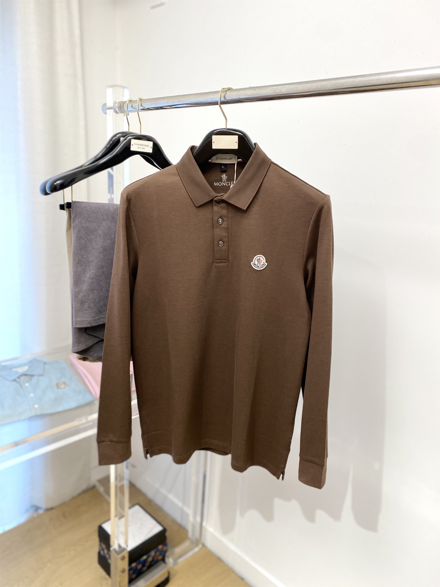 NO:526838,The masked mouth, 2025 new long-sleeved sweatshirt, handsome and fashionable, chest embroidered decorative pattern logo, simple and versatile style. The fabric cotton is not only crisp, maintains the trendy silhouette, and is comfortable to wear, and the yarn is more delicate. The number M-4XL, Moncler, hoodie, sweatshirts, alexander wang19860909蒙口、2025新品长袖卫衣,帅气时尚,胸前刺绣装饰图案logo,简约百搭款.面料棉 不仅挺括,保持潮流的廓形,又穿着舒适,纱织更细腻,码数M-4XL,,Moncler,hoodie,sweatshirts,alexander wang,Men's clothing