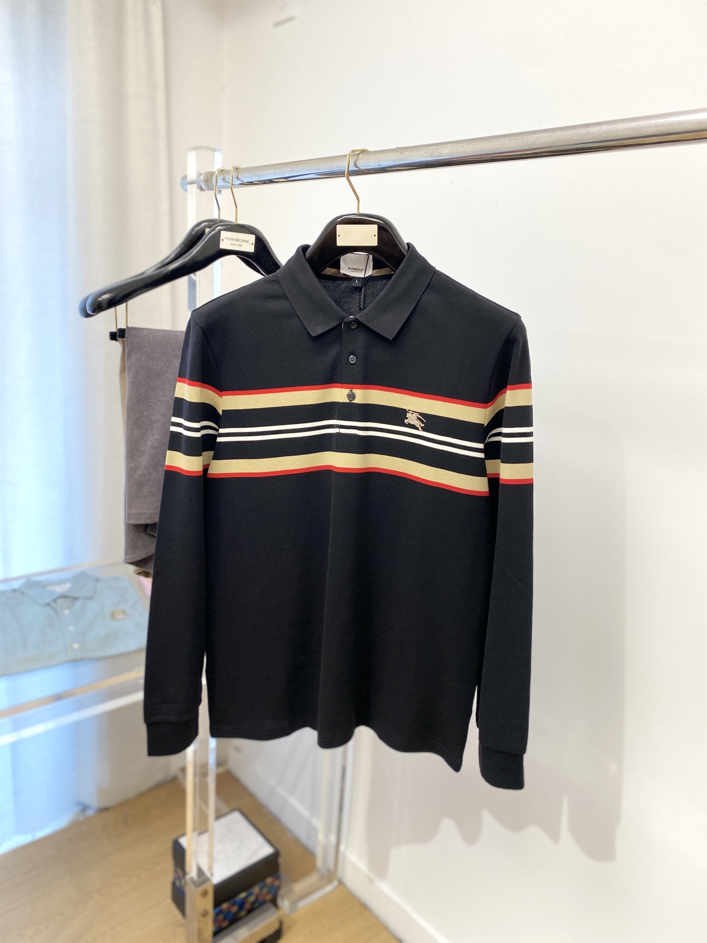 NO:526840,Burberry, 2025 new long-sleeved sweatshirt, handsome and fashionable, exquisite embroidered pattern logo on the chest, simple and versatile style. The fabric cotton is not only crisp, maintains the trendy silhouette, but also comfortable to wear, and the yarn is more delicate, the number M-4XL, burberry, hoodie, sweatshirts, alexander wang19860909巴宝莉、2025新品长袖卫衣,帅气时尚,胸前精致刺绣图案logo,简约百搭款.面料棉 不仅挺括,保持潮流的廓形,又穿着舒适,纱织更细腻,码数M-4XL,,burberry,hoodie,sweatshirts,alexander wang,Men's clothing