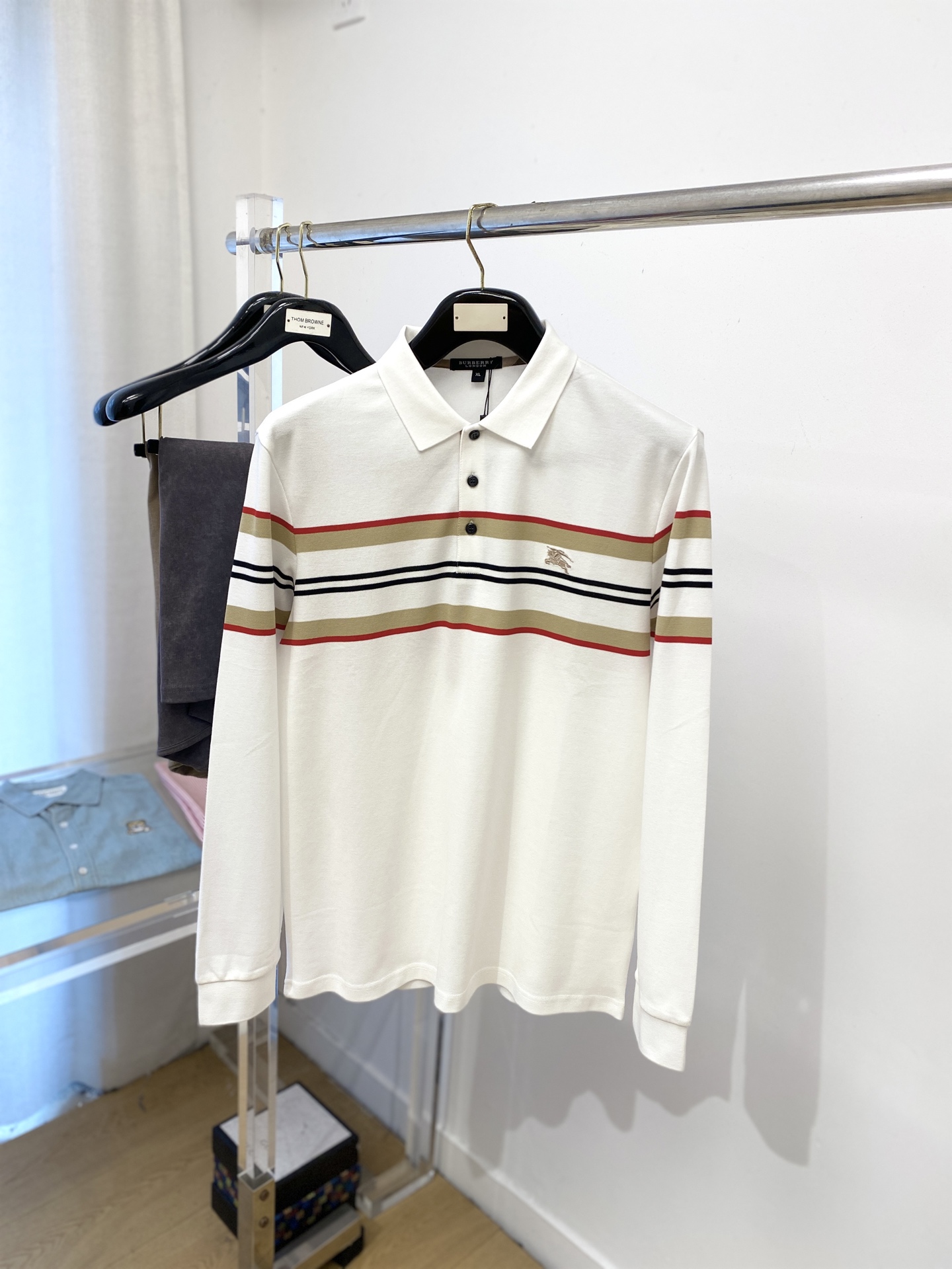 NO:526842,Burberry, 2025 new long-sleeved sweatshirt, handsome and fashionable, exquisite embroidered pattern logo on the chest, simple and versatile style. The fabric cotton is not only crisp, maintains the trendy silhouette, but also comfortable to wear, and the yarn is more delicate, the number M-4XL, burberry, hoodie, sweatshirts, alexander wang19860909巴宝莉、2025新品长袖卫衣,帅气时尚,胸前精致刺绣图案logo,简约百搭款.面料棉 不仅挺括,保持潮流的廓形,又穿着舒适,纱织更细腻,码数M-4XL,,burberry,hoodie,sweatshirts,alexander wang,Men's clothing