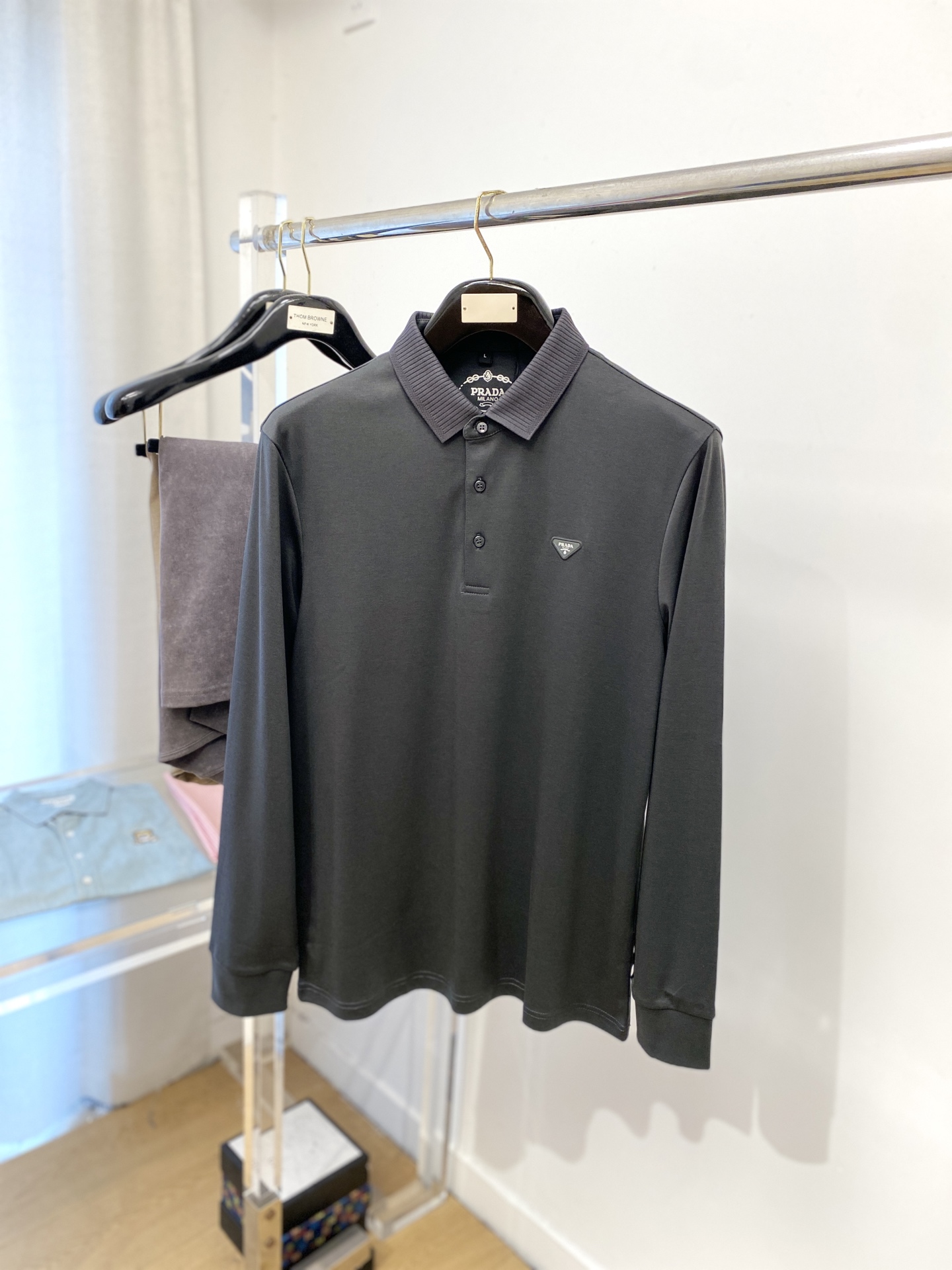 NO:526844,Prada, 2025 new long-sleeved sweatshirt, handsome and fashionable, with concave and concave decorative letter logo on the chest, simple and versatile style. The fabric cotton is not only crisp, maintains the trendy silhouette, but also comfortable to wear, and the yarn is more delicate, the number M-4XL, prada, hoodie, sweatshirts, alexander wang19860909普拉达、2025新品长袖卫衣,帅气时尚,胸前设计凹凸装饰字母logo,简约百搭款.面料棉 不仅挺括,保持潮流的廓形,又穿着舒适,纱织更细腻,码数M-4XL,,prada,hoodie,sweatshirts,alexander wang,Men's clothing