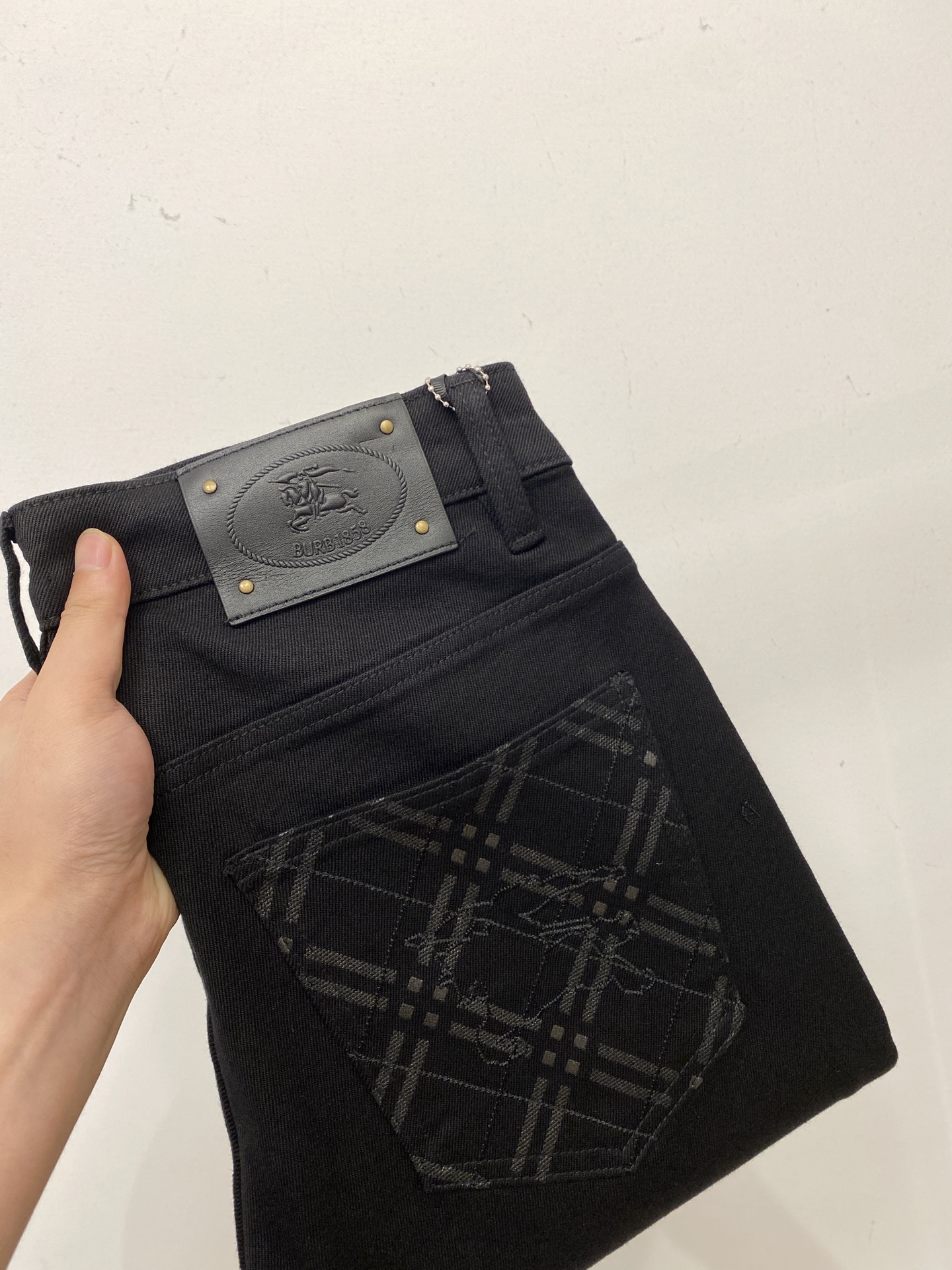 NO:527945,Burberry, 2025 latest products, special counters are available at the same time, original singles, washable casual jeans, imported original washable elastic fabric, comfortable and elastic, original hardware and auxiliary decorative logo, super positive style, extremely high grade, counter quality, fashionable and stylish upper body, 28-38, burberry, jeans, alexander wang19860909巴宝莉、 2025最新品,专柜同步有售,原单狠货,水洗休闲牛仔裤,进口原版水洗弹力面料,舒适有弹性,原版五金辅料装饰logo,版型超正,档次极高,专柜品质,上身时尚有型,码数28-38,,burberry,jeans,alexander wang,Men's clothing