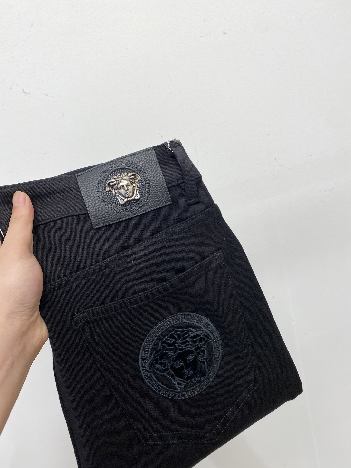 NO:527940,Versace, 2025 latest products, special counters are available at the same time, original singles, washable casual jeans, imported original washable elastic fabric, comfortable and elastic, original hardware and auxiliary decorative logo, super positive style, extremely high grade, counter quality, fashionable and stylish upper body, 28-38, versace, jeans, alexander wang19860909范思哲、 2025最新品,专柜同步有售,原单狠货,水洗休闲牛仔裤,进口原版水洗弹力面料,舒适有弹性,原版五金辅料装饰logo,版型超正,档次极高,专柜品质,上身时尚有型,码数28-38,,versace,jeans,alexander wang,Men's clothing