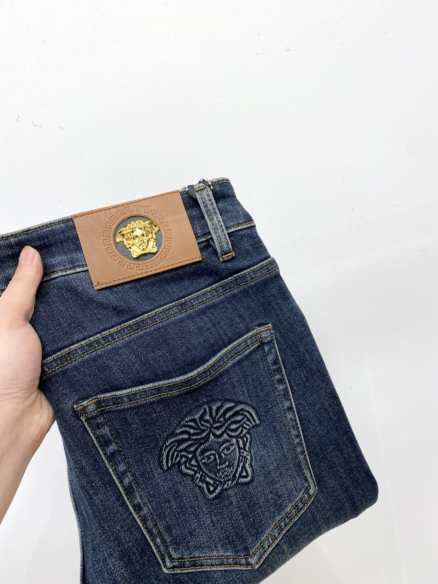 NO:527928,Versace, 2025 latest products, special counters are available at the same time, original single-purpose goods, water-washed casual jeans, imported original washing elastic fabric, comfortable and elastic, original hardware and auxiliary decorative logo, super positive style, extremely high grade, counter quality, fashionable and stylish upper body, 28-38, versace, jeans, alexander wang19860909范思哲、 2025最新品,专柜同步有售,原单狠货,水洗休闲牛仔裤,进口原版水洗弹力面料,舒适有弹性,原版五金辅料装饰logo,版型超正,档次极高,专柜品质,上身时尚有型,码数28-38,,versace,jeans,alexander wang,Men's clothing