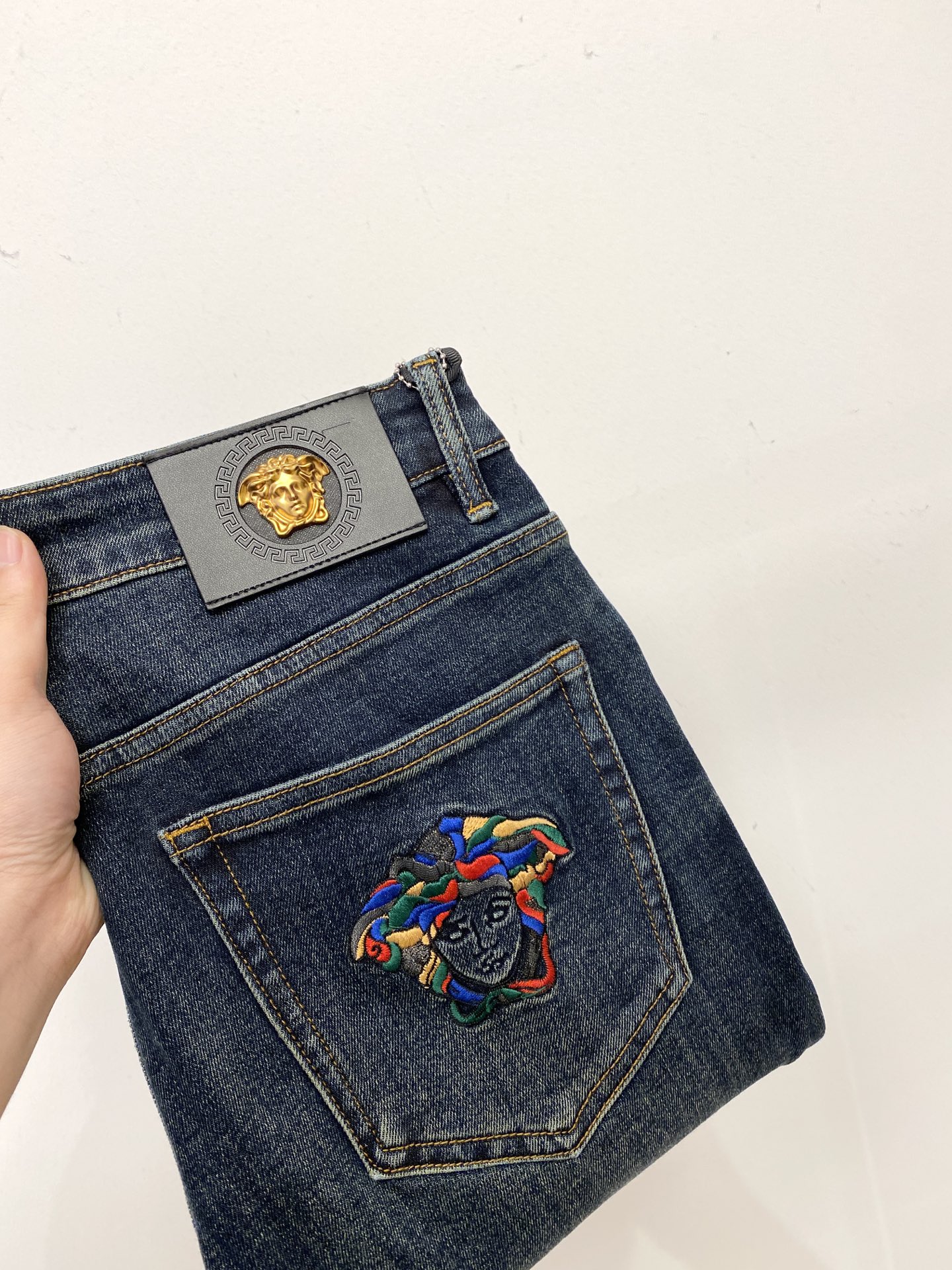 NO:527934,Versace, 2025 latest products, special counters are available at the same time, original single-purpose goods, water-washed casual jeans, imported original washing elastic fabric, comfortable and elastic, original hardware and auxiliary decorative logo, super positive style, extremely high grade, counter quality, fashionable and stylish upper body, 28-38, versace, jeans, alexander wang19860909范思哲、 2025最新品,专柜同步有售,原单狠货,水洗休闲牛仔裤,进口原版水洗弹力面料,舒适有弹性,原版五金辅料装饰logo,版型超正,档次极高,专柜品质,上身时尚有型,码数28-38,,versace,jeans,alexander wang,Men's clothing