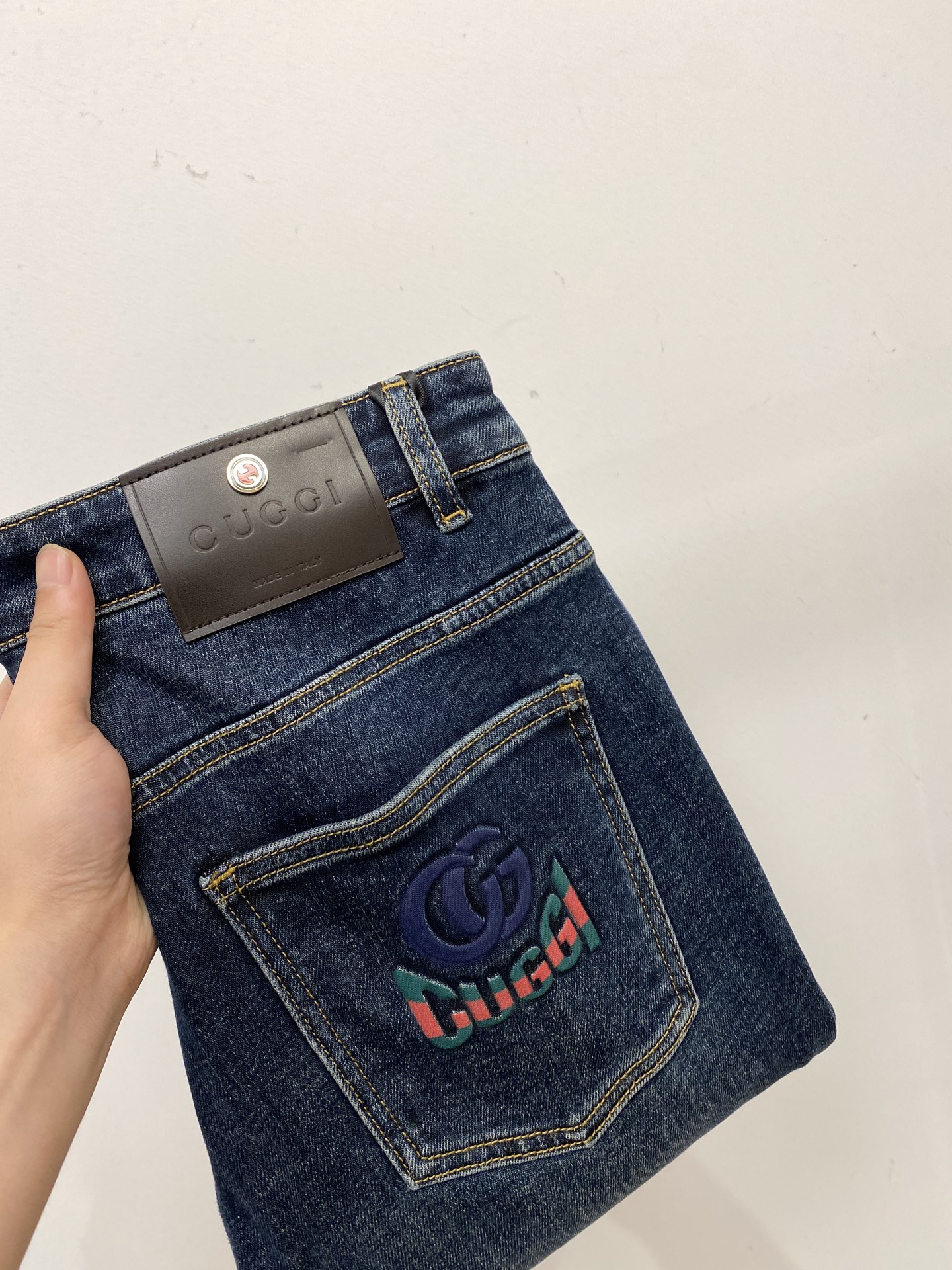 NO:527931,Guqi, 2025 latest products, special counters are available at the same time, original singles, washable casual jeans, imported original washable elastic fabric, comfortable and elastic, original hardware and auxiliary decorative logo, super positive style, extremely high grade, counter quality, fashionable and stylish upper body, 28-38, jeans, alexander wang19860909古奇、 2025最新品,专柜同步有售,原单狠货,水洗休闲牛仔裤,进口原版水洗弹力面料,舒适有弹性,原版五金辅料装饰logo,版型超正,档次极高,专柜品质,上身时尚有型,码数28-38,,jeans,alexander wang,Men's clothing