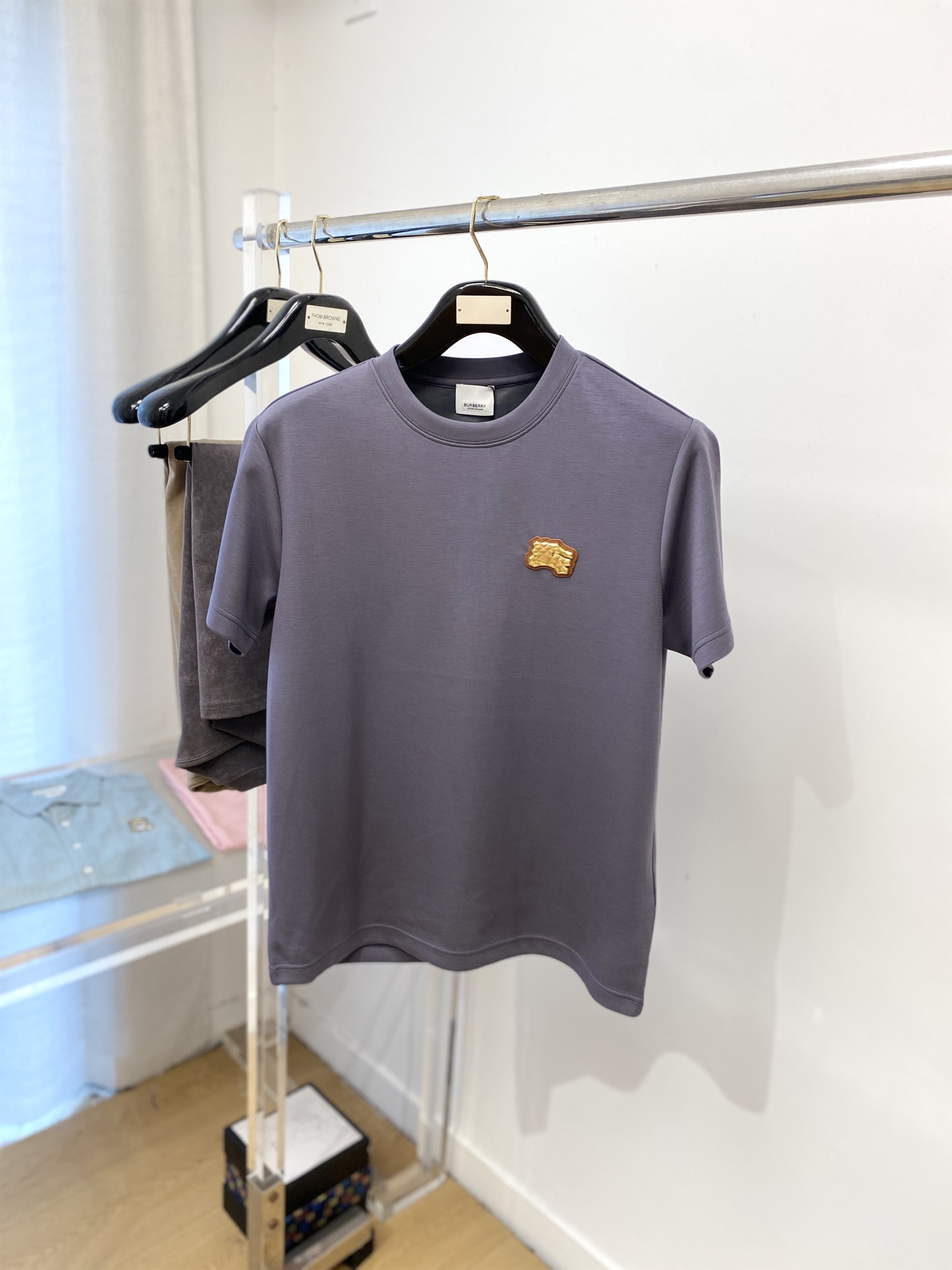 NO:525677,Burberry, the latest thickened short-sleeved base, handsome and fashionable, chest embroidered decorative pattern logo, simple and versatile style. Fabric cotton is not only crisp, maintains a fashionable silhouette, but also comfortable to wear, and the yarn is more delicate, the number M-3XL, burberry, T-shirt, alexander wang19860909巴宝莉、最新款加厚短袖打底,帅气时尚,胸前刺绣装饰图案logo,简约百搭款.面料棉 不仅挺括,保持潮流的廓形,又穿着舒适,纱织更细腻,码数M-3XL,,burberry,T-shirt,alexander wang,Men's clothing