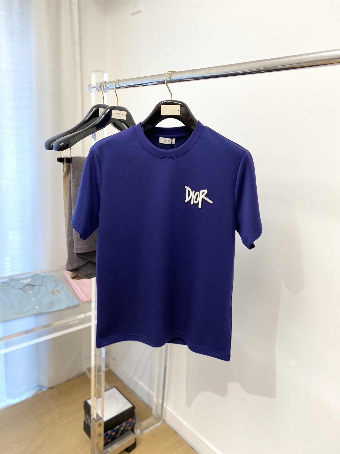 NO:525678,Dior, the latest thickened short-sleeved base, handsome and fashionable, exquisite embroidered letter logo on the chest, simple and versatile style. The fabric cotton is not only crisp, maintains the trendy silhouette, and is comfortable to wear, and the yarn is more delicate, the number M-3XL, dior, T-shirt, alexander wang19860909迪奥、最新款加厚短袖打底,帅气时尚,胸前精致刺绣字母logo,简约百搭款.面料棉 不仅挺括,保持潮流的廓形,又穿着舒适,纱织更细腻,码数M-3XL,,dior,T-shirt,alexander wang,Men's clothing