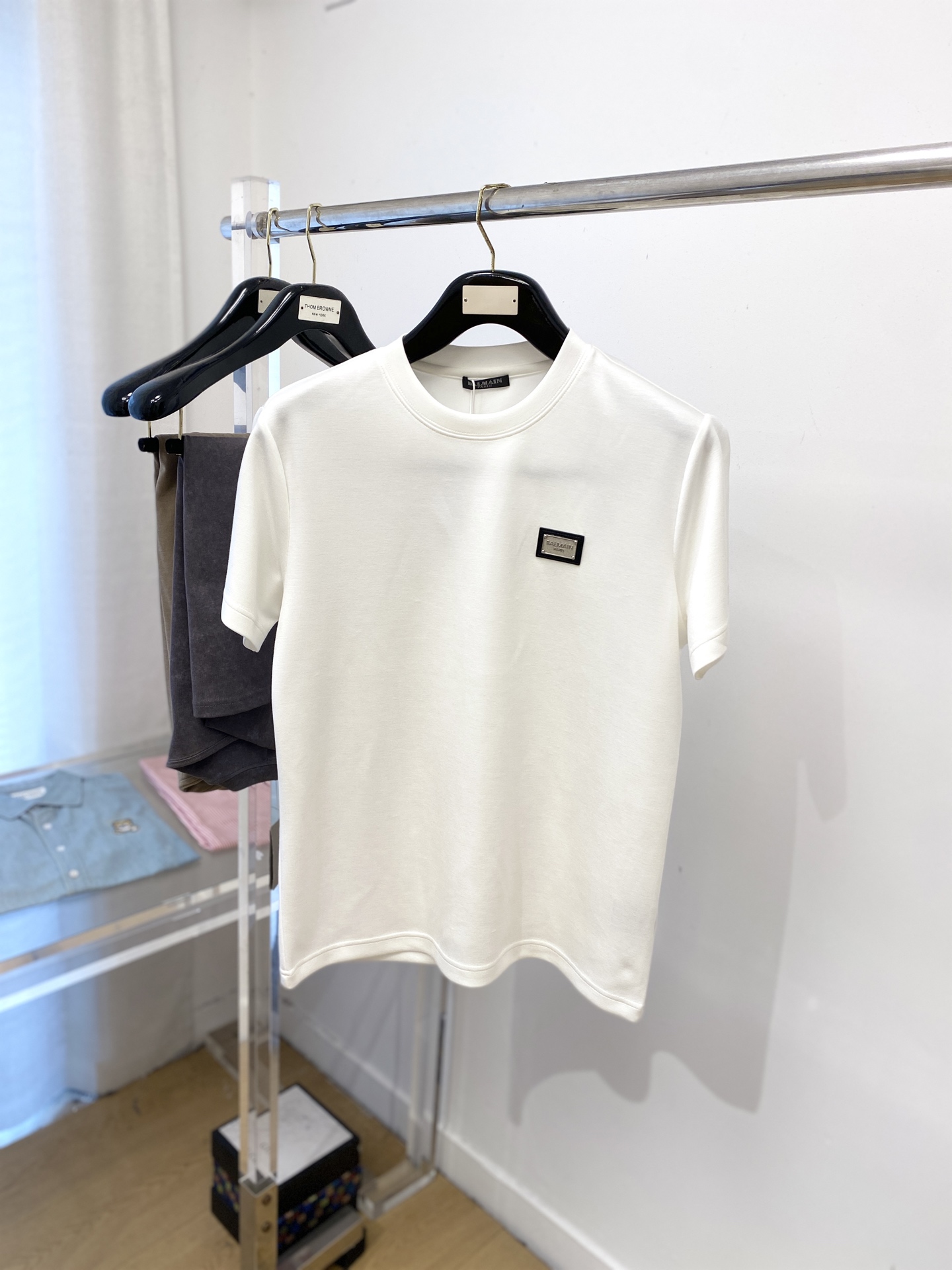 NO:525679,BALMAIN, the latest thickened short-sleeved base, handsome and fashionable, with embroidered decorative letter logo on the chest, simple and versatile style. The fabric cotton is not only crisp, maintains the trendy silhouette, and is comfortable to wear, and the yarn is more delicate. The number of digits M-3XL, balmain, balmain, T-shirt, alexander wang19860909BALMAIN 巴尔曼、最新款加厚短袖打底,帅气时尚,胸前刺绣装饰字母logo,简约百搭款.面料棉 不仅挺括,保持潮流的廓形,又穿着舒适,纱织更细腻,码数M-3XL,,balmain,balmain,T-shirt,alexander wang,Men's clothing