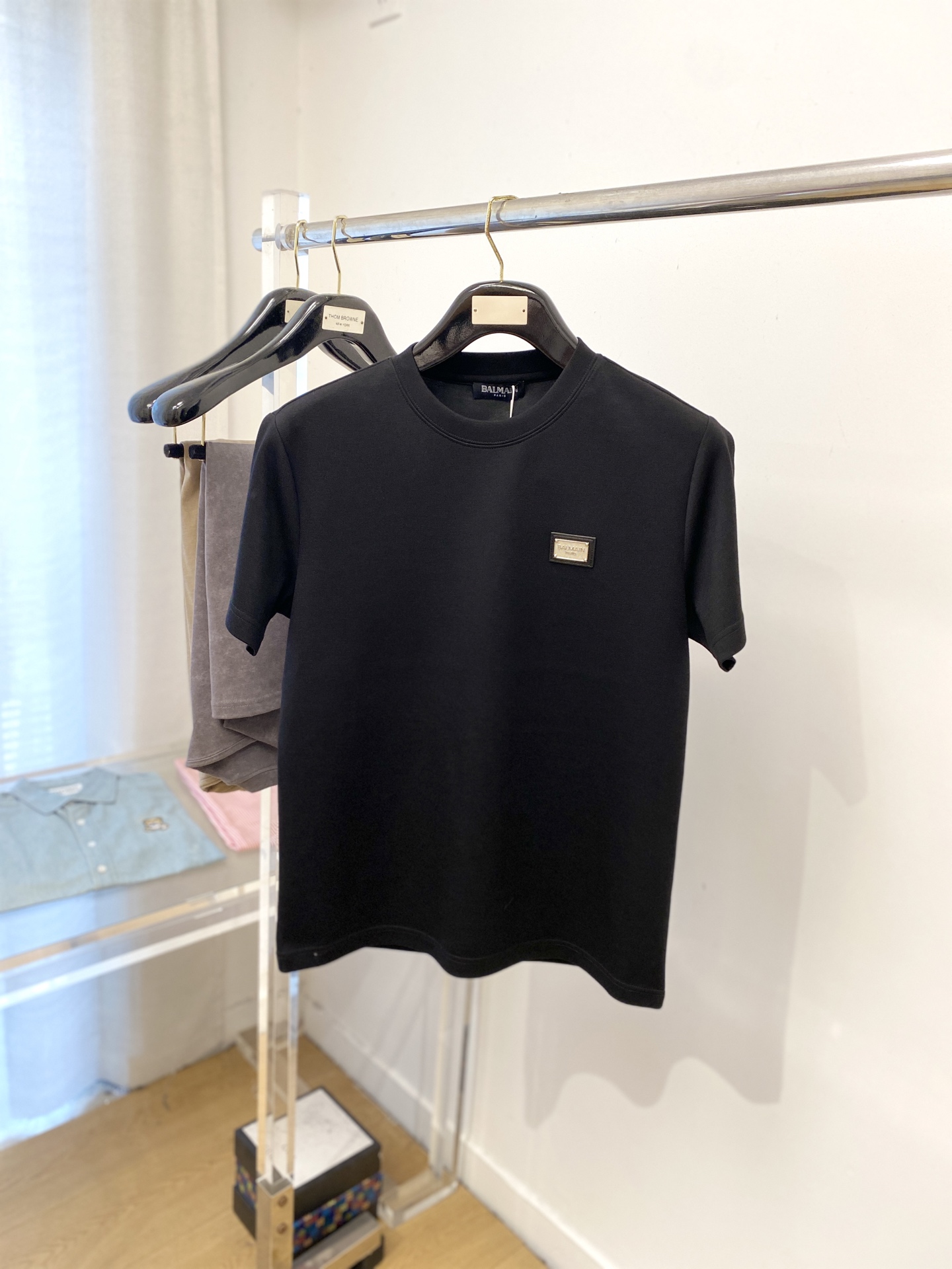 NO:524663,BALMAIN, the latest thickened short-sleeved base, handsome and fashionable, with embroidered decorative letter logo on the chest, simple and versatile style. The fabric cotton is not only crisp, maintains the trendy silhouette, and is comfortable to wear, and the yarn is more delicate. The number of digits M-3XL, balmain, balmain, T-shirt, alexander wang19860909BALMAIN 巴尔曼、最新款加厚短袖打底,帅气时尚,胸前刺绣装饰字母logo,简约百搭款.面料棉 不仅挺括,保持潮流的廓形,又穿着舒适,纱织更细腻,码数M-3XL,,balmain,balmain,T-shirt,alexander wang,Men's clothing