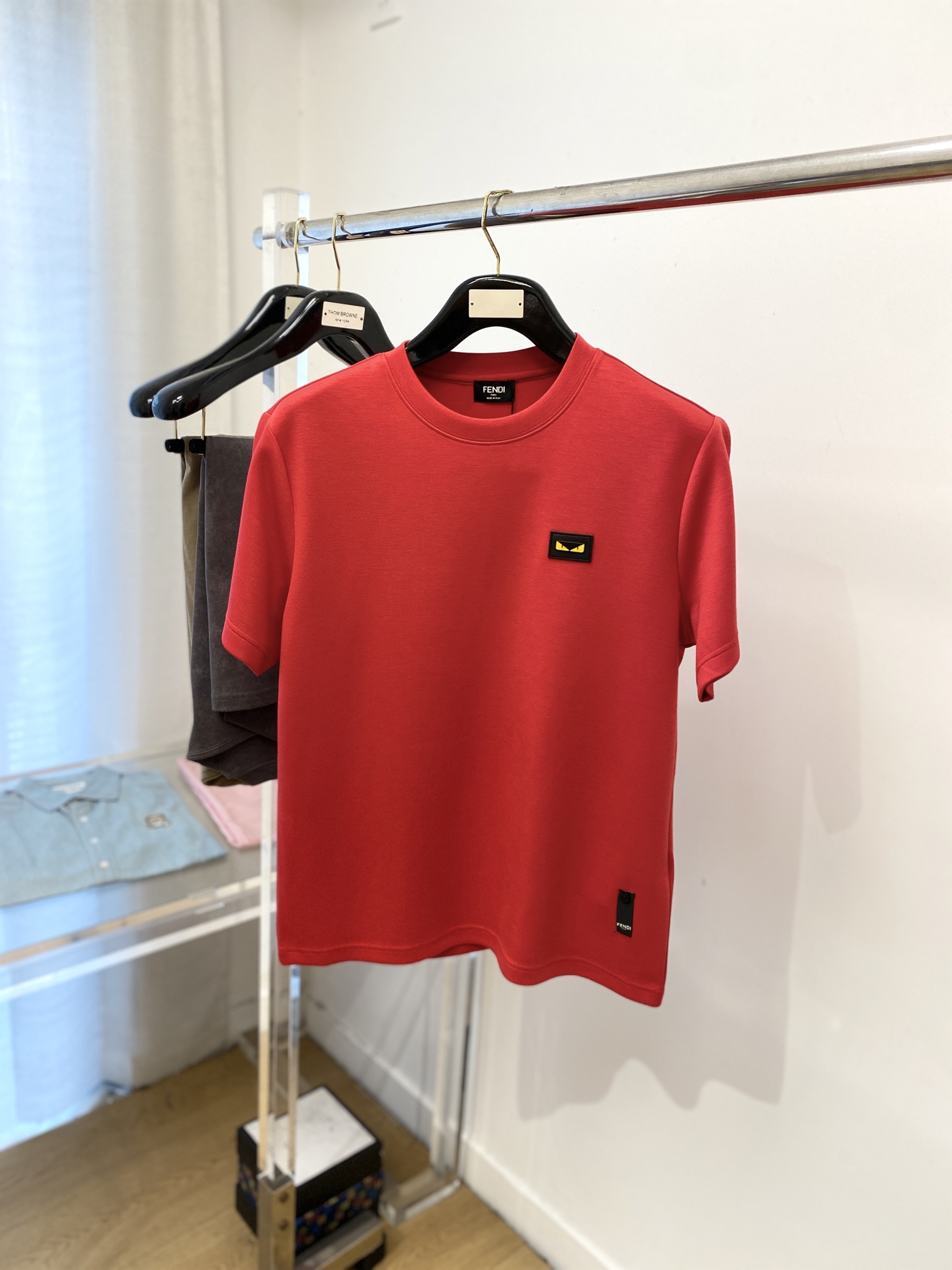 NO:524664,Fendi, the latest thickened short-sleeved base, handsome and fashionable, chest embroidered decorative pattern logo, simple and versatile style. The fabric cotton is not only crisp, maintains a fashionable silhouette, but also comfortable to wear, and the yarn is more delicate, the number M-3XL, fendi, T-shirt, alexander wang19860909芬迪、最新款加厚短袖打底,帅气时尚,胸前刺绣装饰图案logo,简约百搭款.面料棉 不仅挺括,保持潮流的廓形,又穿着舒适,纱织更细腻,码数M-3XL,,fendi,T-shirt,alexander wang,Men's clothing