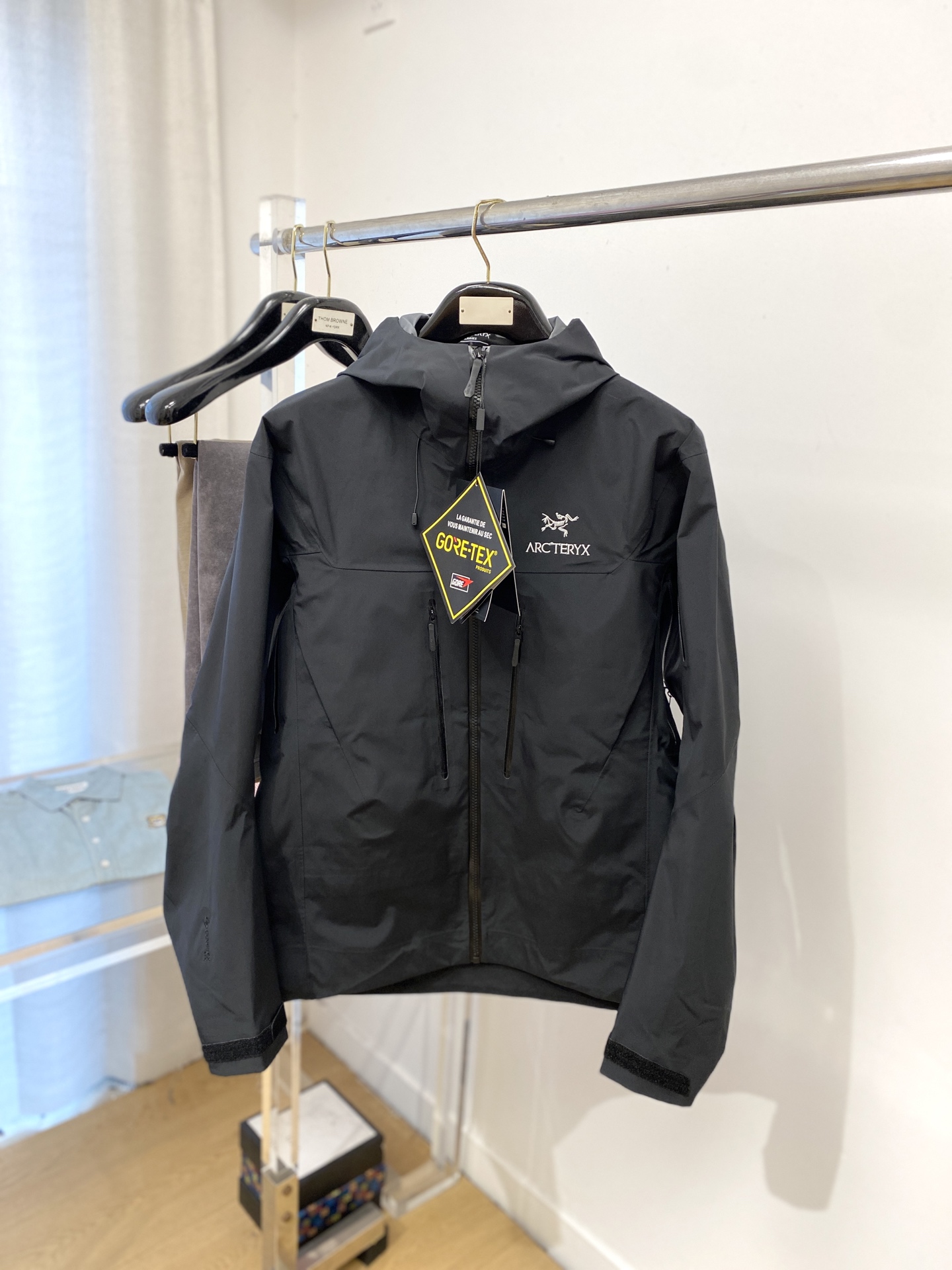 NO:538552,Archaeoptera bird, 2025 new jacket jacket, fashionable and handsome, simple and versatile style, exquisite embroidered letter pattern logo on the chest, customized original fabric, not only crisp, maintains the trendy silhouette, and is comfortable to wear, with more delicate yarn, S-2XL, arc'teryx, jackets & coats, jackets & coats, alexander wang19860909始祖鸟、2025新品夹克外套,时尚帅气,简约百搭款,胸前精致刺绣字母图案logo,定制原版面料,不仅挺括,保持潮流的廓形,又穿着舒适,纱织更细腻,码数S-2XL,arc'teryx,jackets & coats,jackets & coats,alexander wang,Men's clothing