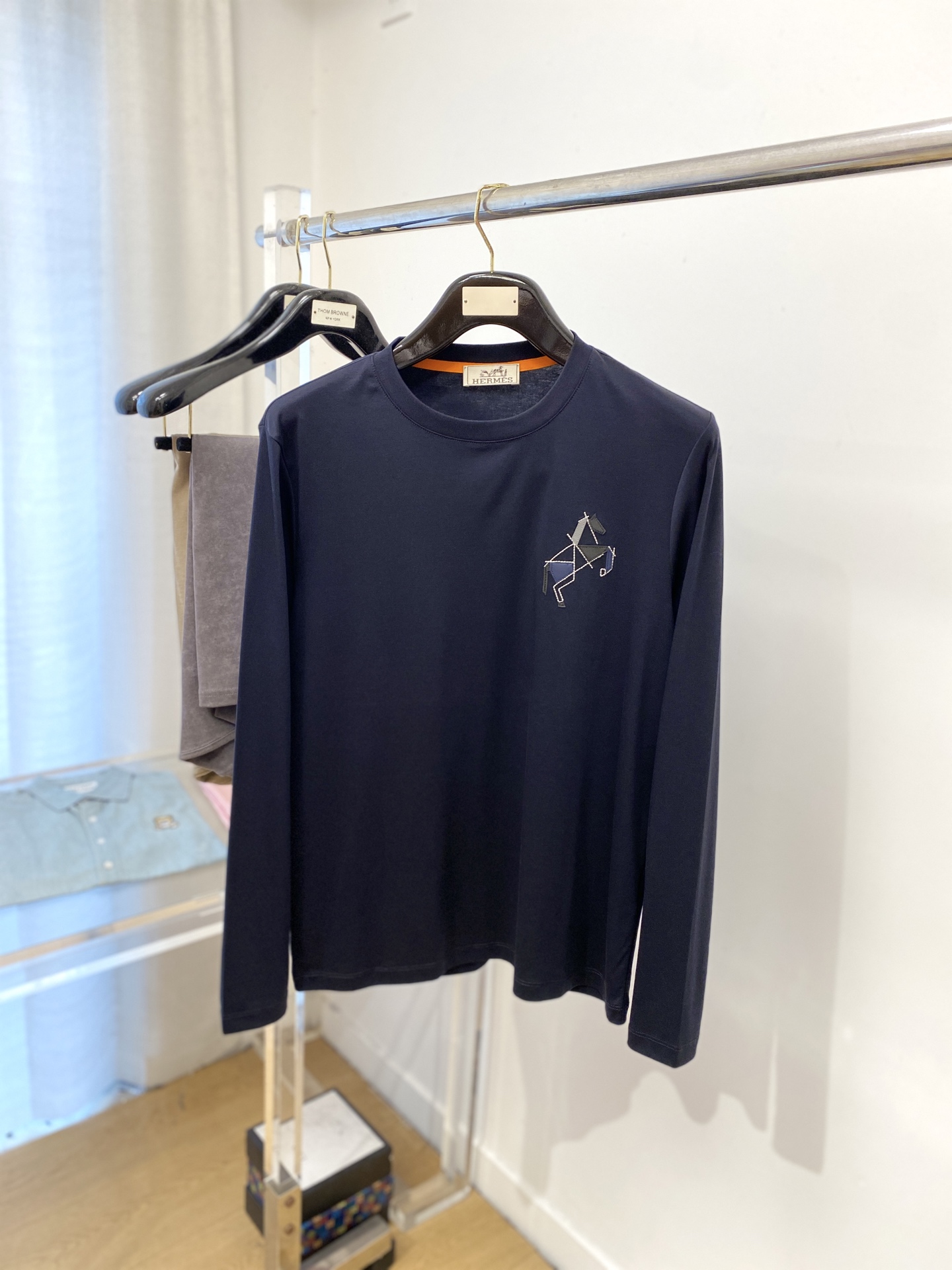 NO:601131,Hermes, 2025 new long-sleeved product, handsome and fashionable, top-notch embroidered decorative pattern logo on the chest, simple and versatile. The fabric cotton is not only crisp and maintains the trendy silhouette, but also comfortable to wear, the yarn is more delicate, the size is M-3XL,, hermes, alexander wang19860909爱马仕、2025新品长袖,帅气时尚,胸前顶级刺绣装饰图案logo,简约百搭款.面料棉 不仅挺括,保持潮流的廓形,又穿着舒适,纱织更细腻,码数M-3XL,,hermes,alexander wang,Men's clothing