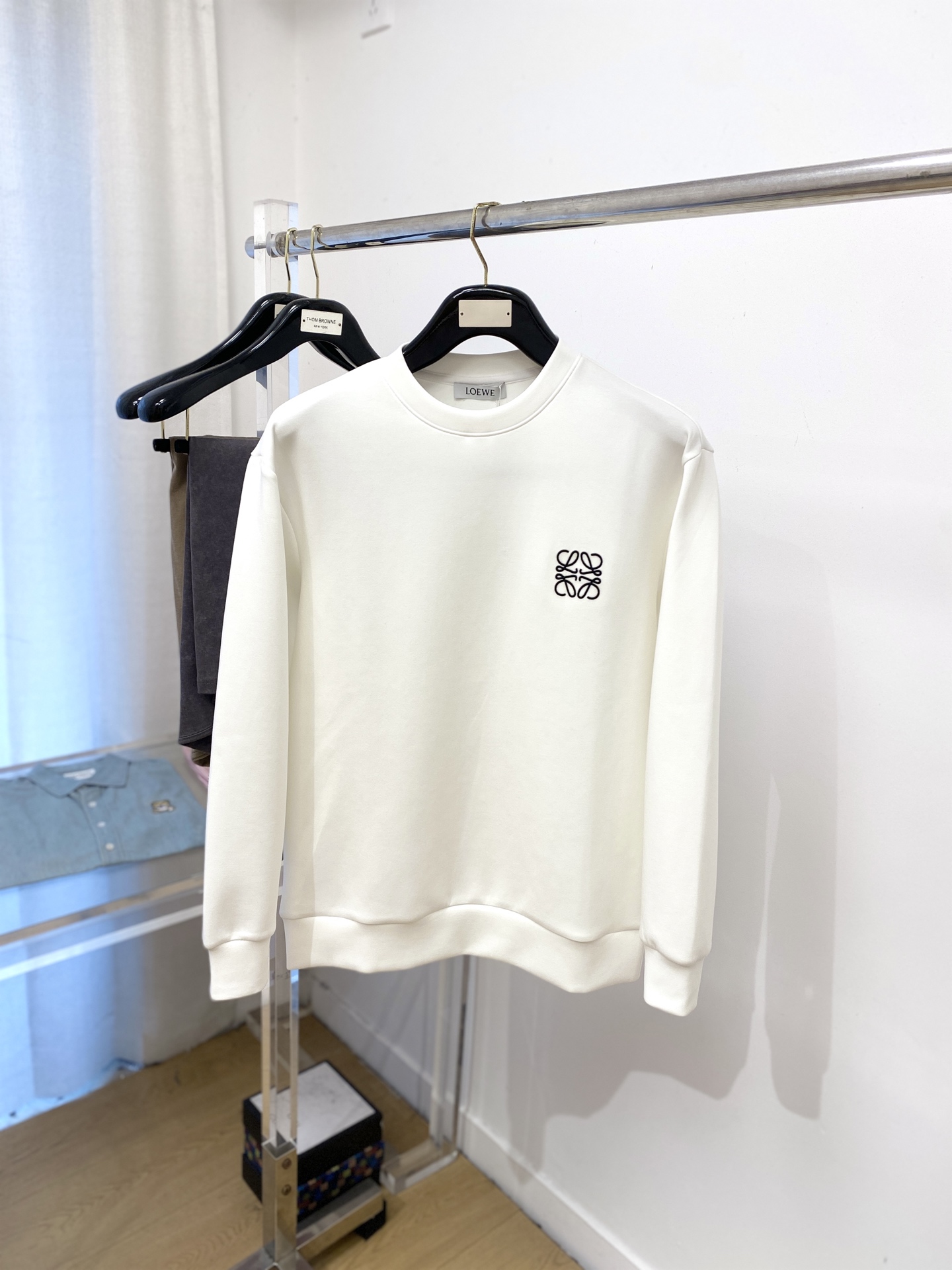 NO:524669,Luo Yiwei, new sweatshirts, handsome and fashionable, exquisite embroidered pattern logo on the chest, simple and versatile style. The fabric cotton is not only crisp, maintains the trendy silhouette, and is comfortable to wear, and the yarn is more delicate. The number of S-XL, loewe, hoodie, sweatshirts, alexander wang19860909罗意威、新品卫衣,帅气时尚,胸前精致刺绣图案logo,简约百搭款.面料棉 不仅挺括,保持潮流的廓形,又穿着舒适,纱织更细腻,码数S-XL,,loewe,hoodie,sweatshirts,alexander wang,Men's clothing