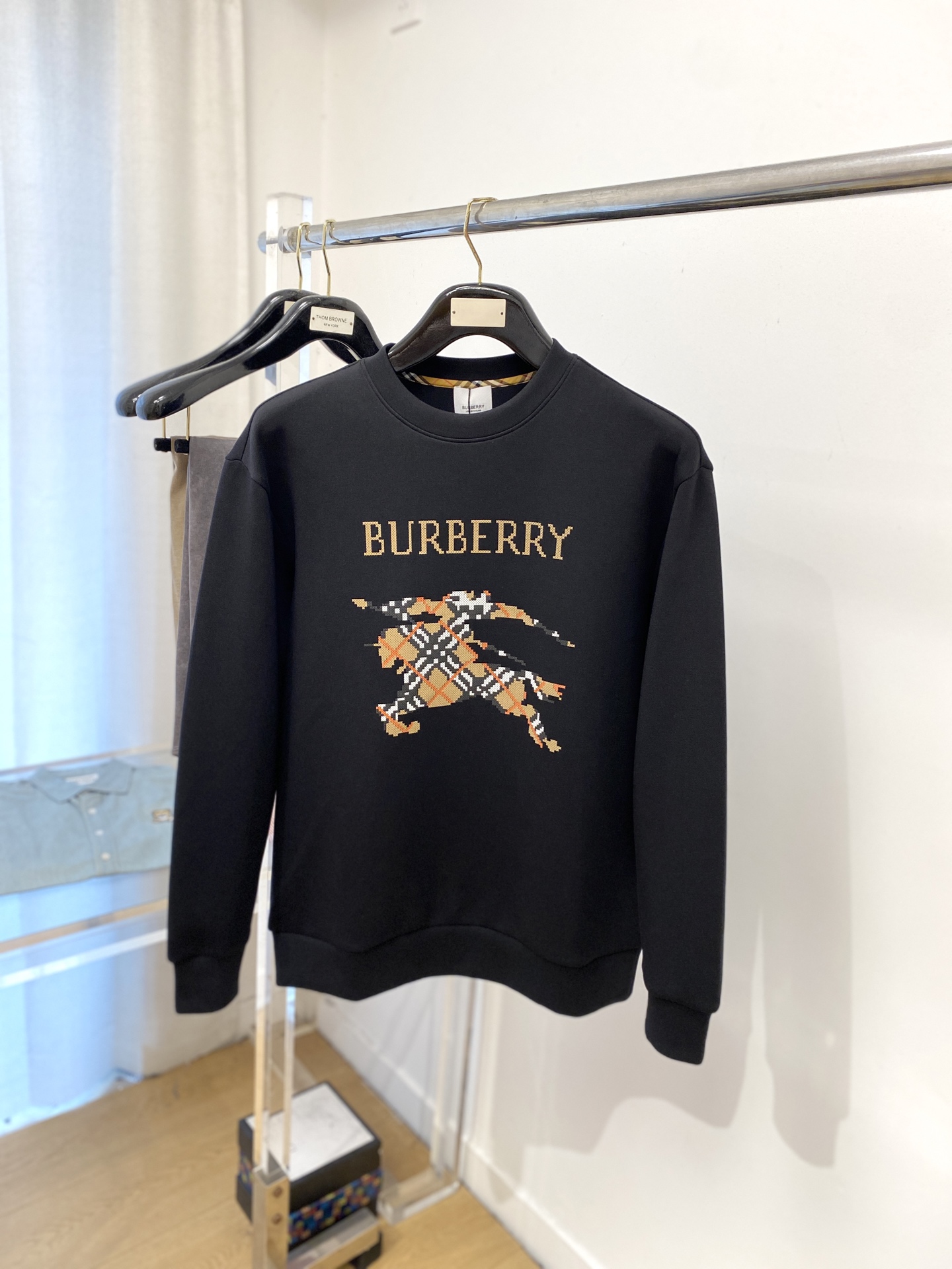 NO:523573,Burberry, 2025 new sweatshirt, handsome and fashionable, top-quality letter pattern logo on the chest, simple and versatile style. The fabric cotton is not only crisp, maintains the trendy silhouette, but also comfortable to wear, and the yarn is more delicate, S-XL, burberry, hoodie, sweatshirts, alexander wang19860909巴宝莉、2025新品卫衣,帅气时尚,胸前顶级定织字母图案logo,简约百搭款.面料棉 不仅挺括,保持潮流的廓形,又穿着舒适,纱织更细腻,码数S-XL,,burberry,hoodie,sweatshirts,alexander wang,Men's clothing