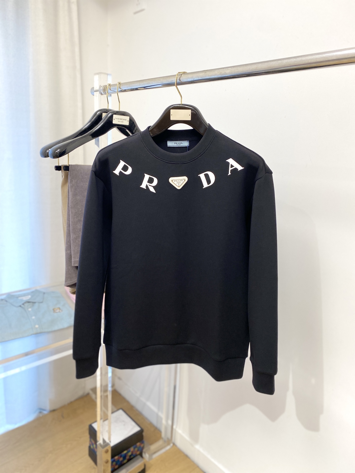NO:523575,Prada, 2025 new sweatshirt, handsome and fashionable, chest hardware decorative triangle logo, simple and versatile style. Fabric cotton is not only crisp, maintains a fashionable silhouette, but also comfortable to wear, and the yarn is more delicate, S-XL, prada, hoodie, sweatshirts, alexander wang19860909普拉达、2025新品卫衣,帅气时尚,胸口五金装饰三角标logo,简约百搭款.面料棉 不仅挺括,保持潮流的廓形,又穿着舒适,纱织更细腻,码数S-XL,,prada,hoodie,sweatshirts,alexander wang,Men's clothing