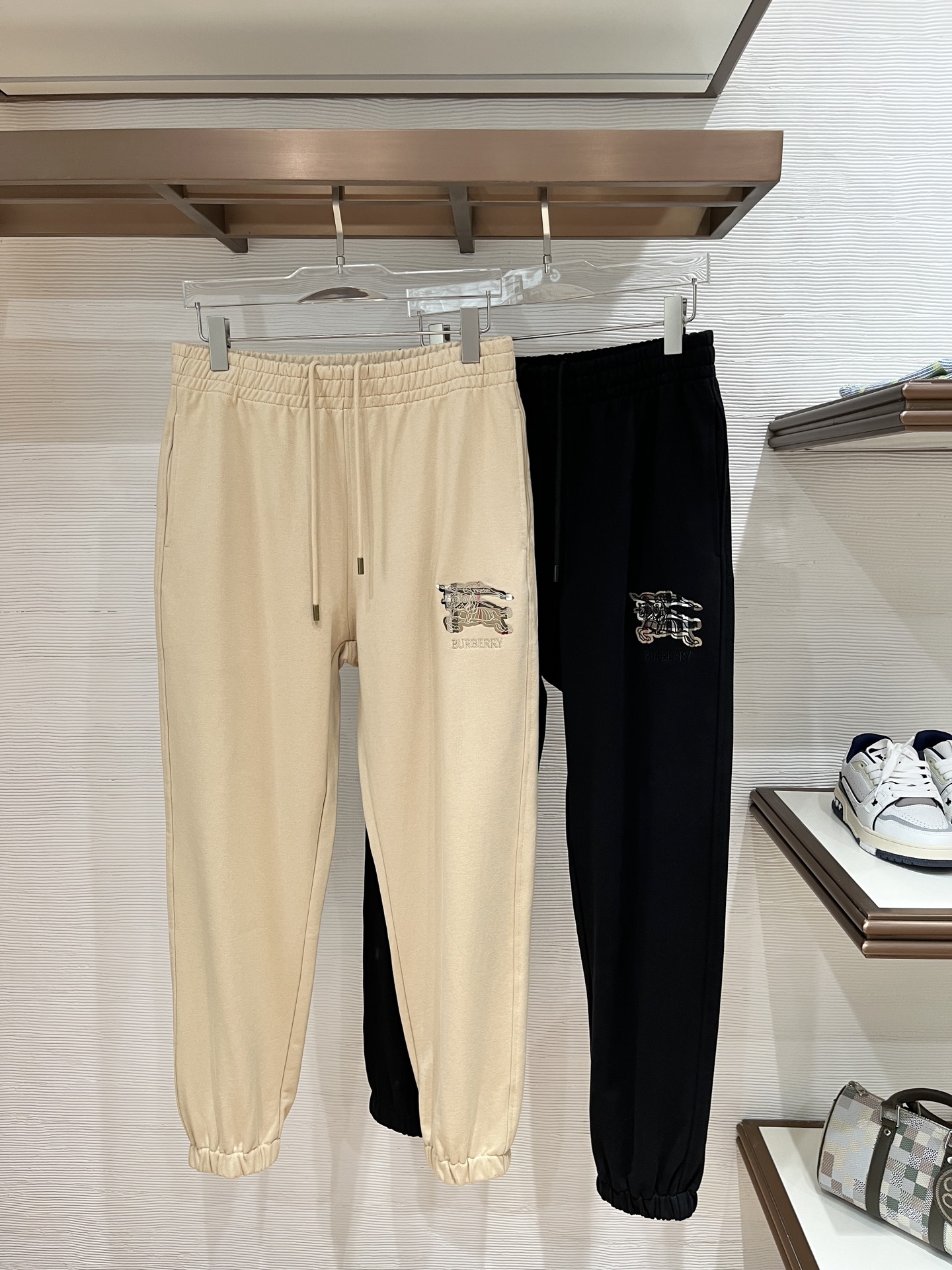 NO:525676,Burberry's hot casual pants, which are very elastic and slimming, simple and versatile, with fine workmanship and every needle can be seen attentively. Many celebrities and internet celebrities love the most. They lengthen their body proportions!  Micro-spin ^_^Comfortable fabric Details M-3XL, burberry, alexander wang19860909巴宝莉爆款休闲裤 高弹显瘦必爆简约百搭爆款,做工精细,每一针都看得到用心,超多明星网红最爱 拉长身材比例哦！微弹 ^_^舒适面料 细节体码数M-3XL,,burberry,alexander wang,Men's clothing