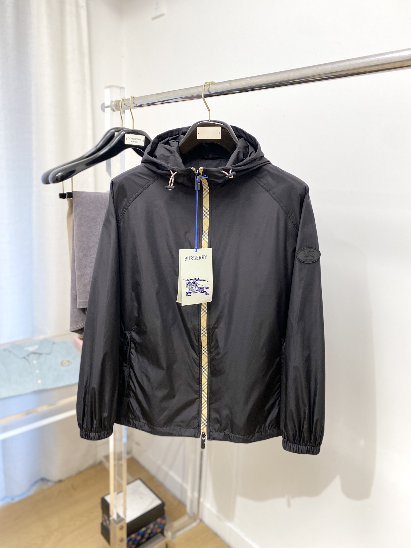 NO:538548,Burberry, 2025 new jacket jacket, fashionable and handsome, simple and versatile style, cuff embroidery decorative pattern logo, customized original fabric, not only crisp, maintains the trendy silhouette, and is comfortable to wear, and the yarn is more delicate, the number M-3XL, burberry, jackets & coats, jackets & coats, alexander wang19860909巴宝莉、2025新品夹克外套,时尚帅气,简约百搭款,袖口刺绣装饰图案logo,定制原版面料,不仅挺括,保持潮流的廓形,又穿着舒适,纱织更细腻,码数M-3XL,,burberry,jackets & coats,jackets & coats,alexander wang,Men's clothing