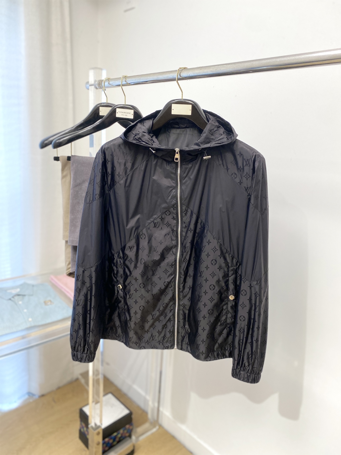 NO:538550,Louis Vuitton, 2025 new jacket jacket, fashionable and handsome, simple and versatile, top digital positioning and woven letter pattern logo, customized original fabric, not only crisp, maintains the trendy silhouette, and is comfortable to wear, and the yarn is more delicate, code M-3XL,, louis vuitton, jackets & coats, jackets & coats, alexander wang19860909路易威登、2025新品夹克外套,时尚帅气,简约百搭款,顶级数码定位定织字母图案logo,定制原版面料,不仅挺括,保持潮流的廓形,又穿着舒适,纱织更细腻,码数M-3XL,,louis vuitton,jackets & coats,jackets & coats,alexander wang,Men's clothing