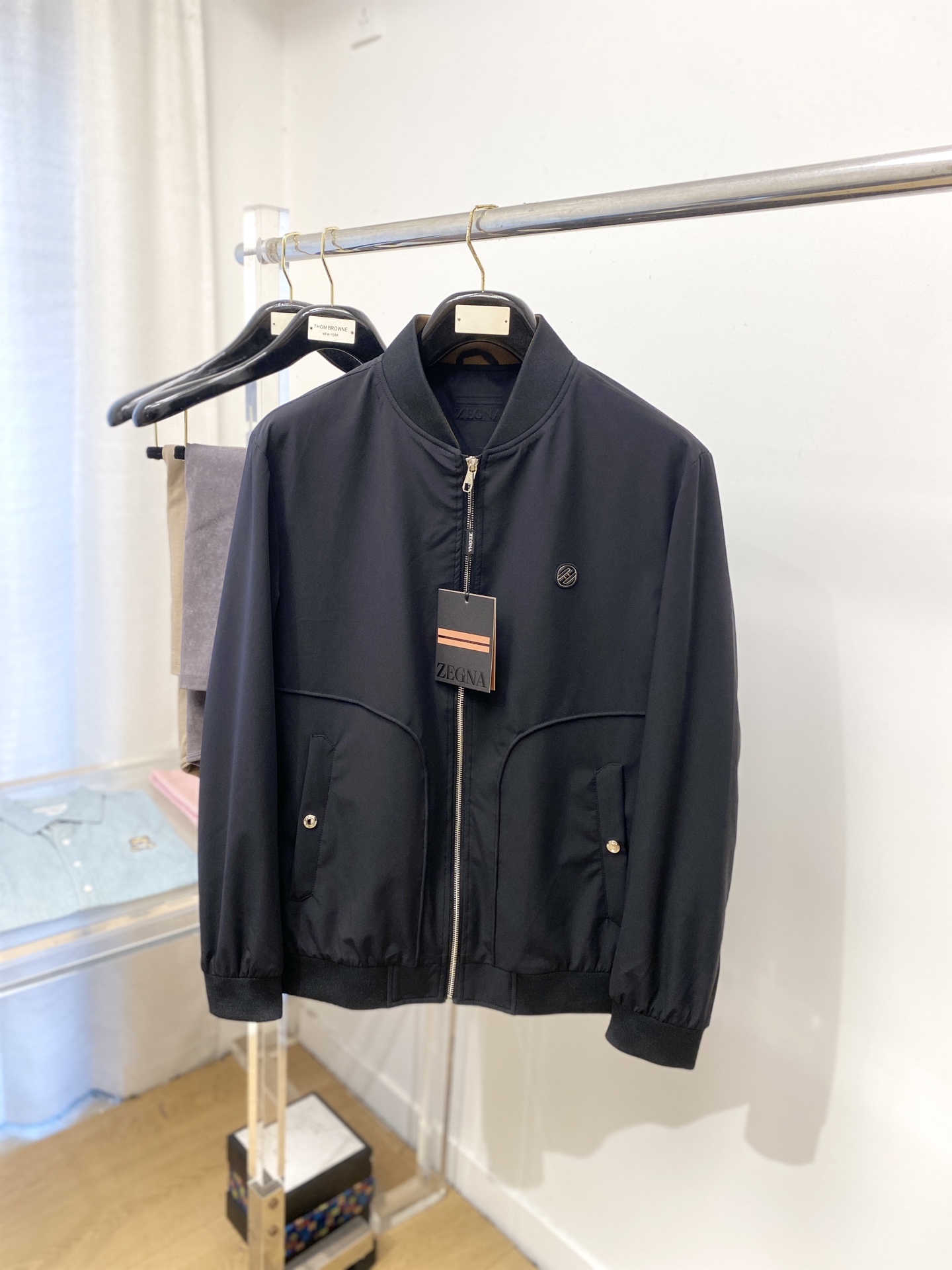 NO:571240,Zegna, 2025 new jacket, fashionable and handsome, simple and versatile, with concave and convex embroidery decorated with letter logo on the chest, customized original fabric, not only stiff and keeping the trendy silhouette, but also comfortable to wear, the yarn is more delicate, size M-3XL,,zegna,jackets & coats,jackets & coats,alexander wang19860909杰尼亚、2025新品夹克外套,时尚帅气,简约百搭款,胸前凹凸刺绣装饰字母logo,定制原版面料,不仅挺括,保持潮流的廓形,又穿着舒适,纱织更细腻,码数M-3XL,,zegna,jackets & coats,jackets & coats,alexander wang,Men's clothing