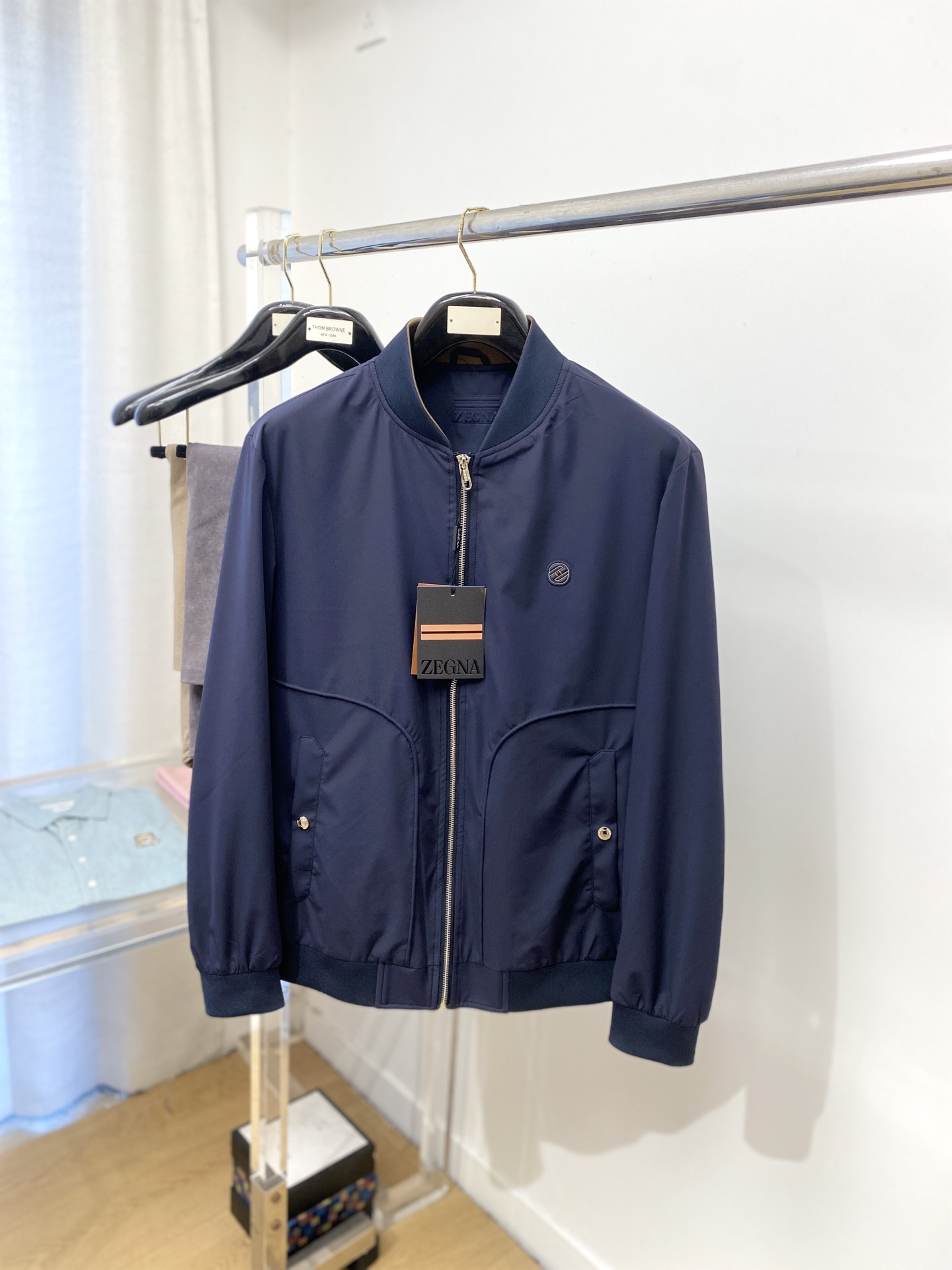 NO:571239,Zegna, 2025 new jacket, fashionable and handsome, simple and versatile, with concave and convex embroidery decorated with letter logo on the chest, customized original fabric, not only stiff and keeping the trendy silhouette, but also comfortable to wear, the yarn is more delicate, size M-3XL,,zegna,jackets & coats,jackets & coats,alexander wang19860909杰尼亚、2025新品夹克外套,时尚帅气,简约百搭款,胸前凹凸刺绣装饰字母logo,定制原版面料,不仅挺括,保持潮流的廓形,又穿着舒适,纱织更细腻,码数M-3XL,,zegna,jackets & coats,jackets & coats,alexander wang,Men's clothing