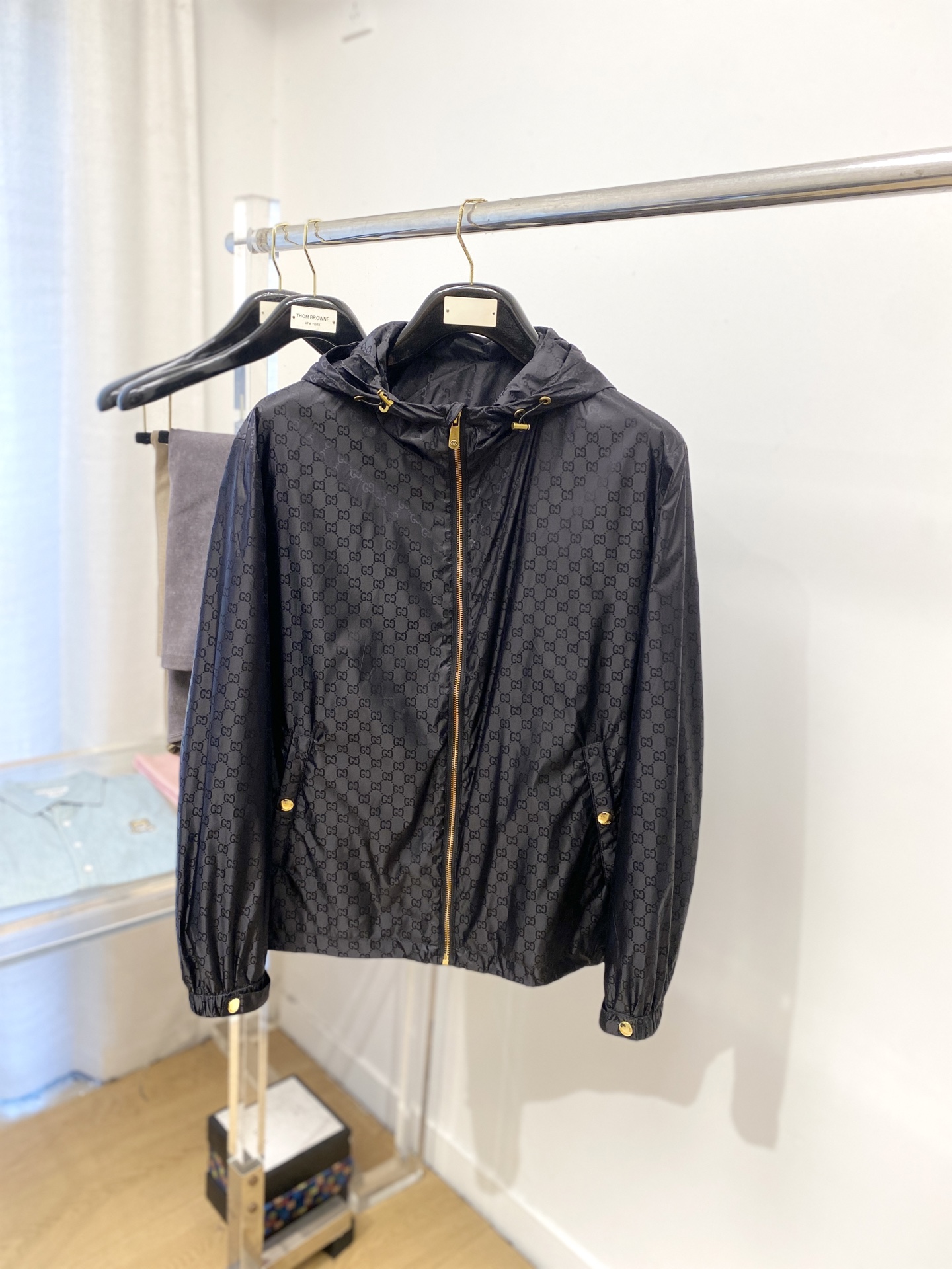 NO:571246,Gucci, 2025 new jackets, fashionable and handsome, simple and versatile, top-notch digitally positioned custom-woven letter logo, customized original fabric, not only crisp and trendy silhouette, but also comfortable to wear, more delicate yarn weaving, size M-3XL,,jackets & coats,jackets & coats,alexander wang19860909古奇、2025新品夹克外套,时尚帅气,简约百搭款,顶级数码定位定织字母logo,定制原版面料,不仅挺括,保持潮流的廓形,又穿着舒适,纱织更细腻,码数M-3XL,,jackets & coats,jackets & coats,alexander wang,Men's clothing