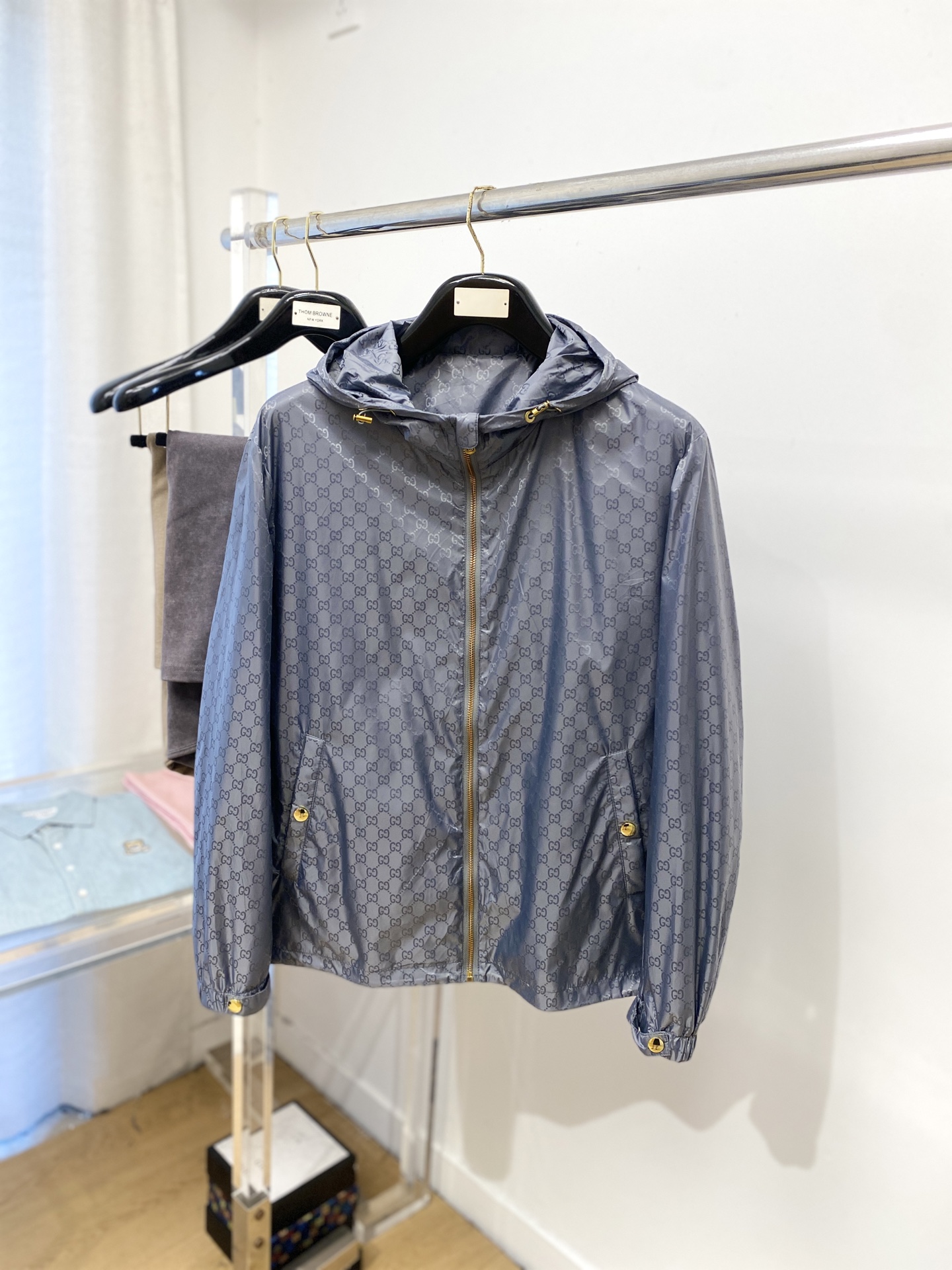 NO:571243,Gucci, 2025 new jackets, fashionable and handsome, simple and versatile, top-notch digitally positioned custom-woven letter logo, customized original fabric, not only crisp and trendy silhouette, but also comfortable to wear, more delicate yarn weaving, size M-3XL,,jackets & coats,jackets & coats,alexander wang19860909古奇、2025新品夹克外套,时尚帅气,简约百搭款,顶级数码定位定织字母logo,定制原版面料,不仅挺括,保持潮流的廓形,又穿着舒适,纱织更细腻,码数M-3XL,,jackets & coats,jackets & coats,alexander wang,Men's clothing