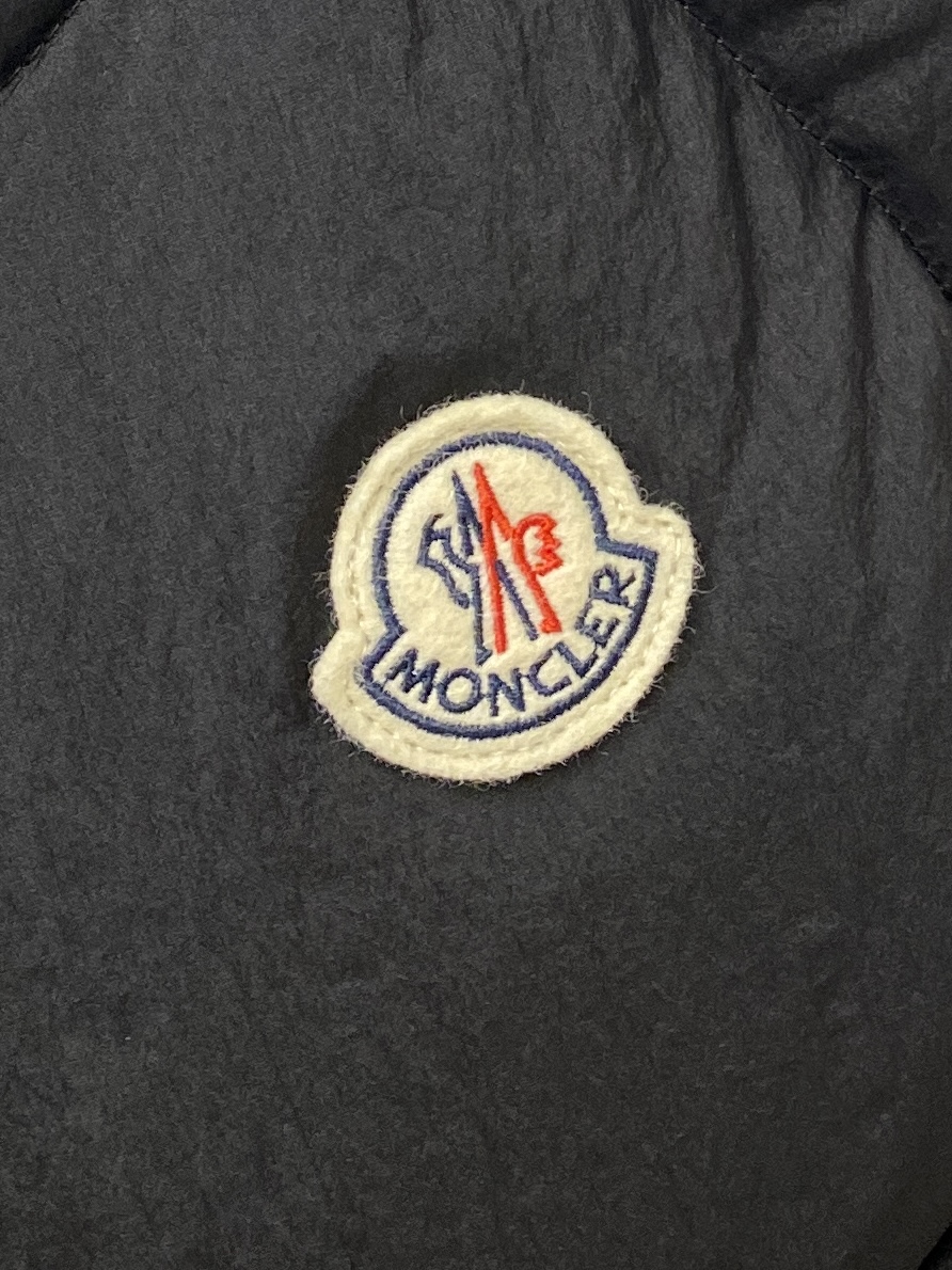 蒙口、2025最新款男士轻薄羽绒马甲、面料柔软舒适 ．上身版型超赞 ．拉链．辅料都是客供 、进口面料，轻