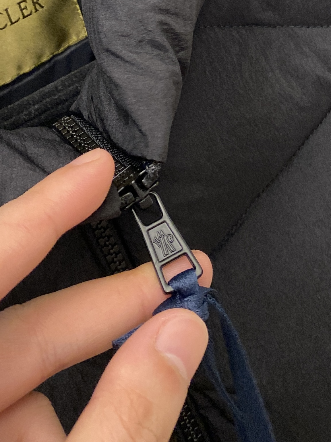 蒙口、2025最新款男士轻薄羽绒马甲、面料柔软舒适 ．上身版型超赞 ．拉链．辅料都是客供 、进口面料，轻