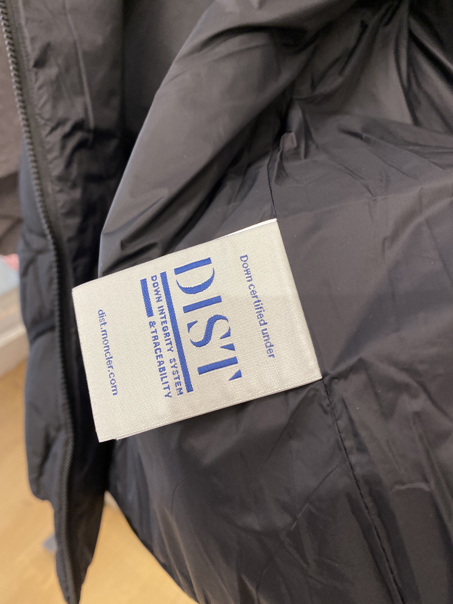 蒙口、2025最新款男士轻薄羽绒马甲、面料柔软舒适 ．上身版型超赞 ．拉链．辅料都是客供 、进口面料，轻