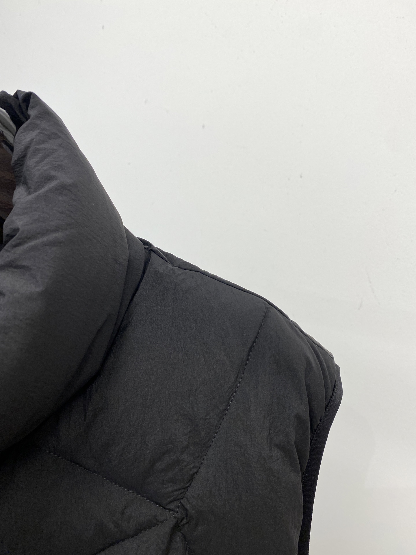 蒙口、2025最新款男士轻薄羽绒马甲、面料柔软舒适 ．上身版型超赞 ．拉链．辅料都是客供 、进口面料，轻