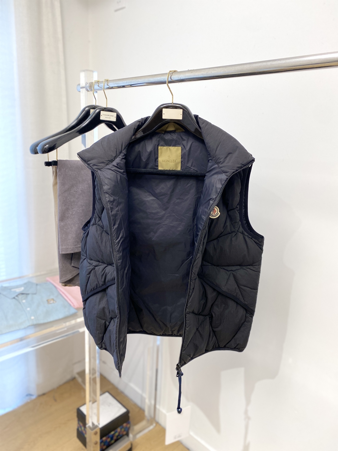 蒙口、2025最新款男士轻薄羽绒马甲、面料柔软舒适 ．上身版型超赞 ．拉链．辅料都是客供 、进口面料，轻