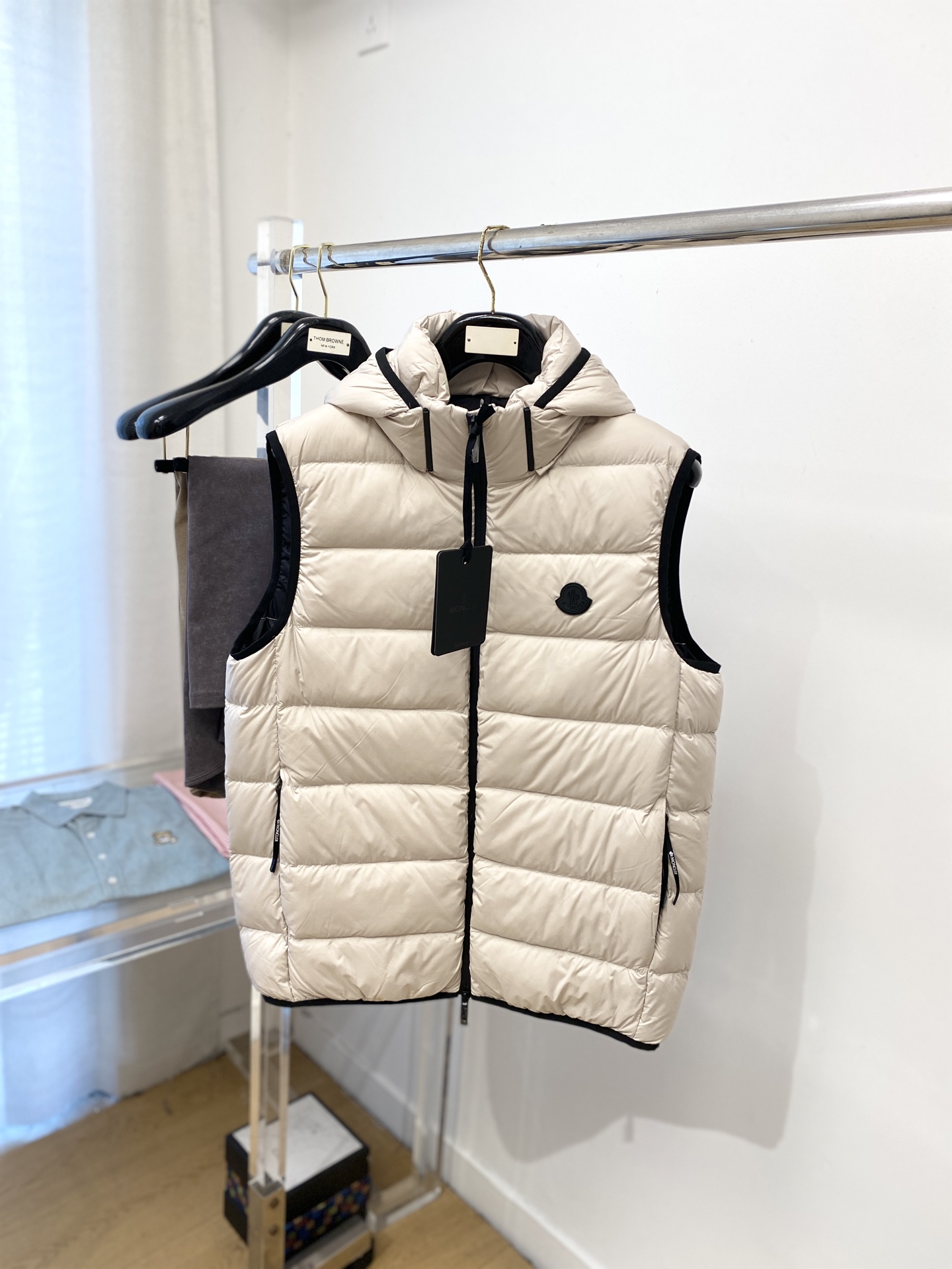 NO:571235,Mouth covering, the latest 2025 men's lightweight down vest, the fabric is soft and comfortable.  The upper body shape is awesome.  zipper.  The accessories are all custom-supplied and imported fabrics, which are light and comfortable, warm and stylish, simple and elegant!  Lightweight and warm, the best choice to keep out the cold in autumn and winter. Size M-3XL, loro piana, Moncler, down jacket, alexander wang19860909蒙口、2025最新款男士轻薄羽绒马甲、面料柔软舒适 ．上身版型超赞 ．拉链．辅料都是客供 、进口面料,轻便舒适,保暖有型、简单大方款式！轻便保暖、秋冬御寒的最佳选择 码数M-3XL,,loro piana,Moncler,down jacket,alexander wang,Men's clothing