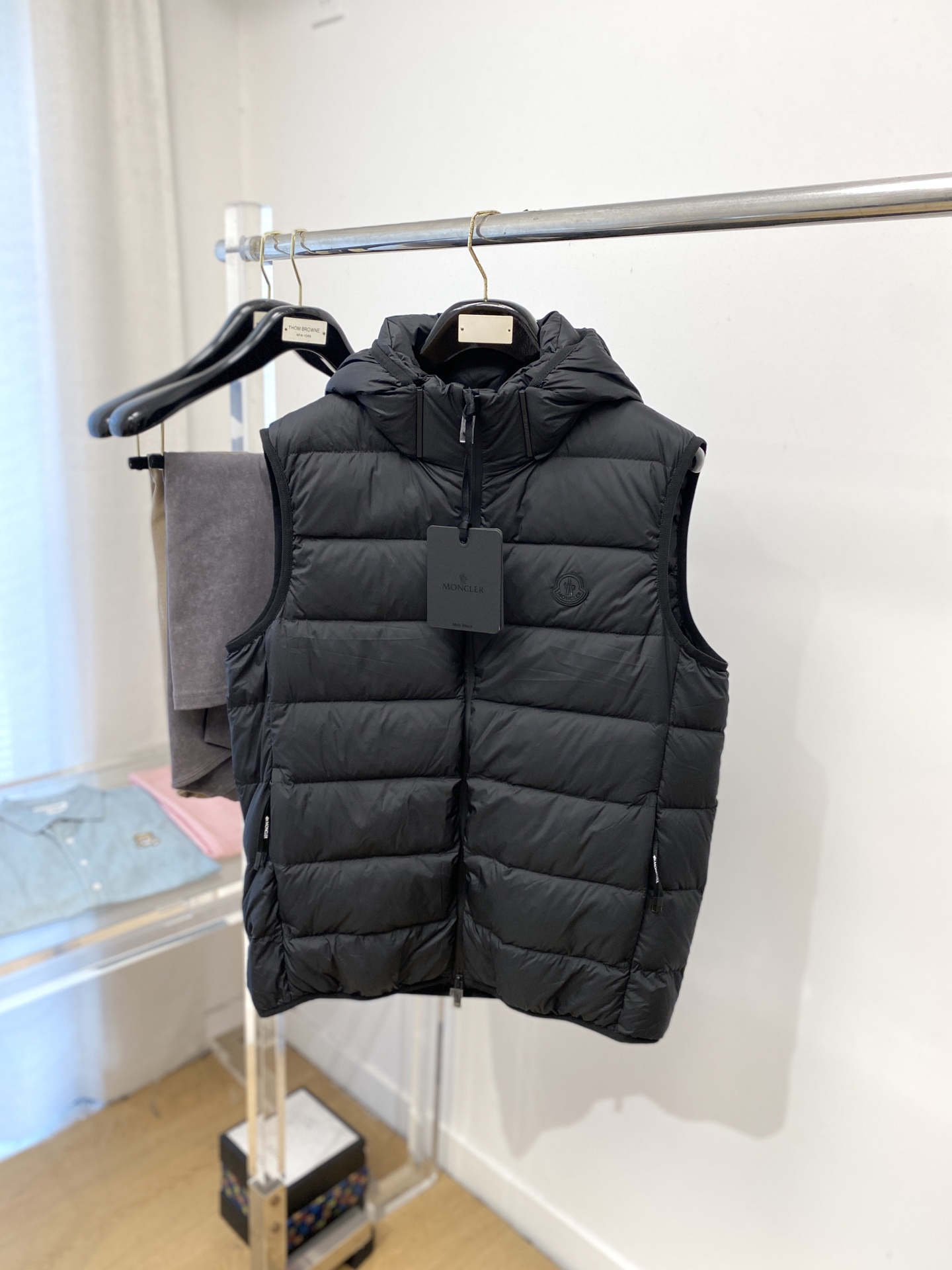 NO:571233,Mouth covering, the latest 2025 men's lightweight down vest, the fabric is soft and comfortable.  The upper body shape is awesome.  zipper.  The accessories are all custom-supplied and imported fabrics, which are light and comfortable, warm and stylish, simple and elegant!  Lightweight and warm, the best choice to keep out the cold in autumn and winter. Size M-3XL, Moncler, down jacket, alexander wang19860909蒙口、2025最新款男士轻薄羽绒马甲、面料柔软舒适 ．上身版型超赞 ．拉链．辅料都是客供 、进口面料,轻便舒适,保暖有型、简单大方款式！轻便保暖、秋冬御寒的最佳选择 码数M-3XL,,Moncler,down jacket,alexander wang,Men's clothing