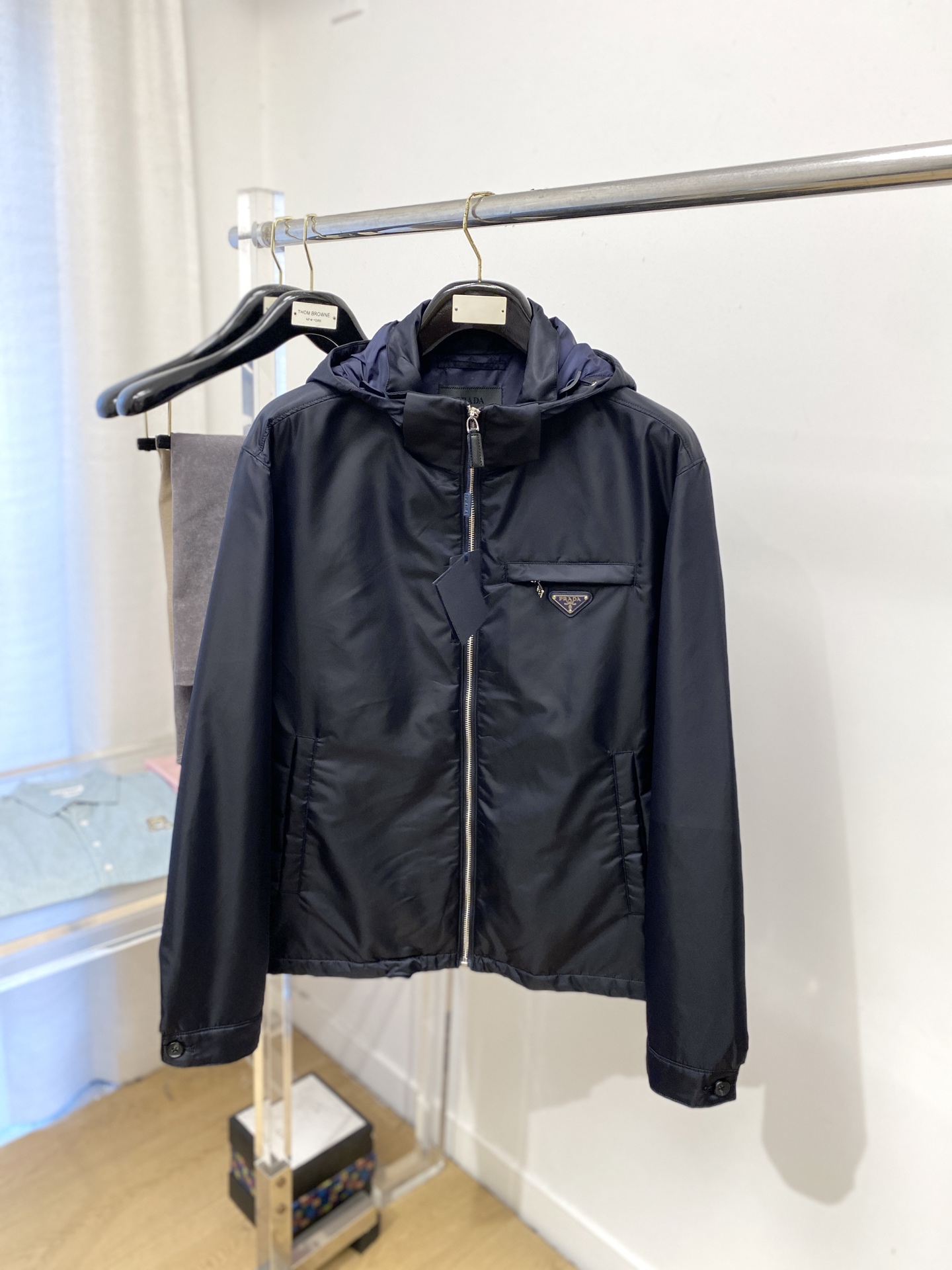 NO:571231,Prada, the latest 2025 men's light cotton jacket, the fabric is soft and comfortable.  The upper body shape is awesome.  zipper.  The accessories are all custom-supplied and imported fabrics, which are light and comfortable, warm and stylish, simple and elegant!  Lightweight and warm, the best choice to keep out the cold in autumn and winter. Size M-3XL,,prada,jackets & coats,jackets & coats,alexander wang19860909普拉达、2025最新款男士轻棉服夹克外套、面料柔软舒适 ．上身版型超赞 ．拉链．辅料都是客供 、进口面料,轻便舒适,保暖有型、简单大方款式！轻便保暖、秋冬御寒的最佳选择 码数M-3XL,,prada,jackets & coats,jackets & coats,alexander wang,Men's clothing