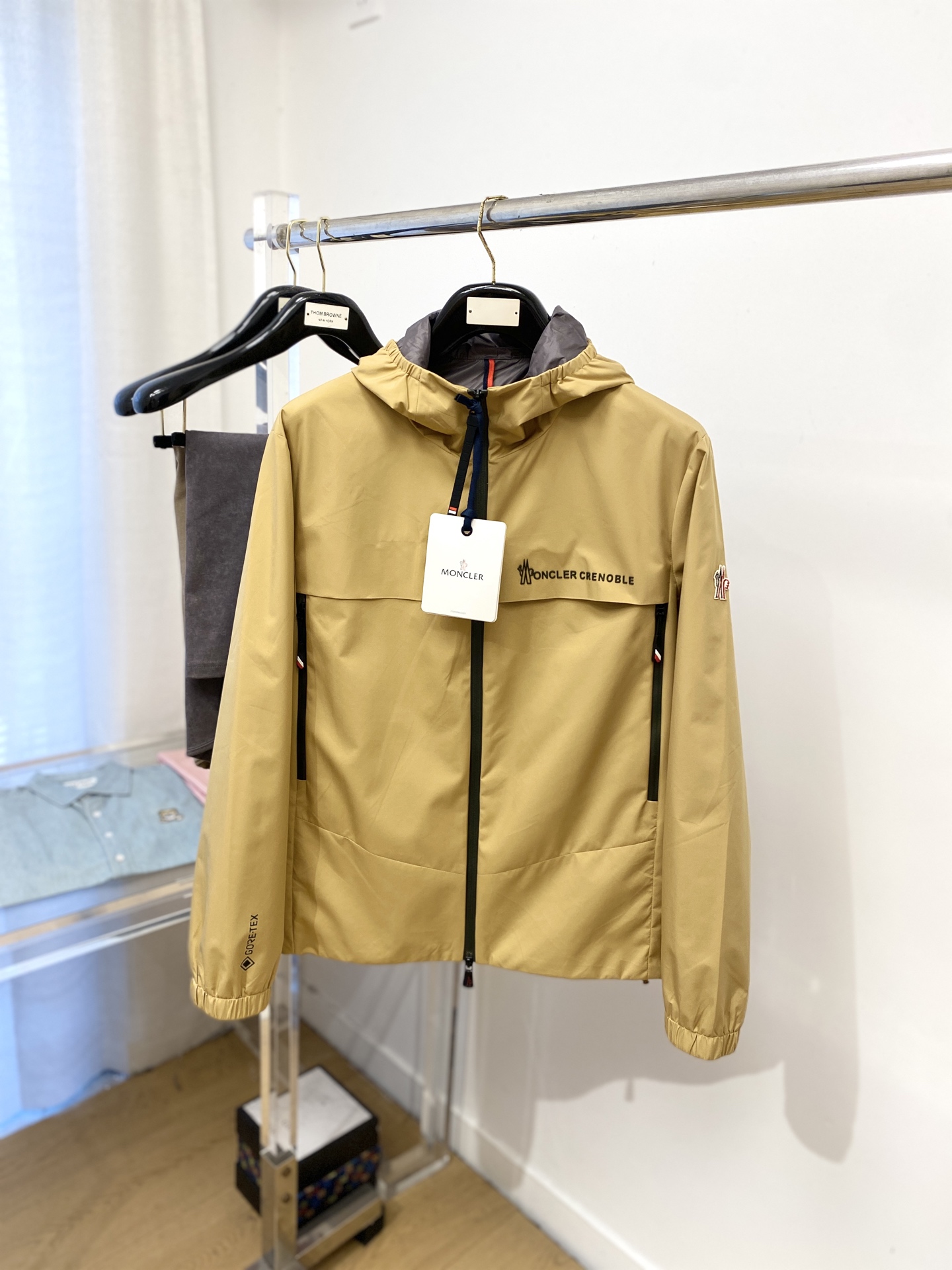 NO:571229,Moncler, 2025 new jacket jacket, fashionable and handsome, simple and versatile, cuffs embroidered with decorative pattern logo, customized original fabric, not only stiff, maintaining the trendy silhouette, but also comfortable to wear, more delicate yarn weaving, size M-3XL,,Moncler,jackets & coats,jackets & coats,alexander wang19860909蒙口、2025新品夹克外套,时尚帅气,简约百搭款,袖口刺绣装饰图案logo,定制原版面料,不仅挺括,保持潮流的廓形,又穿着舒适,纱织更细腻,码数M-3XL,,Moncler,jackets & coats,jackets & coats,alexander wang,Men's clothing