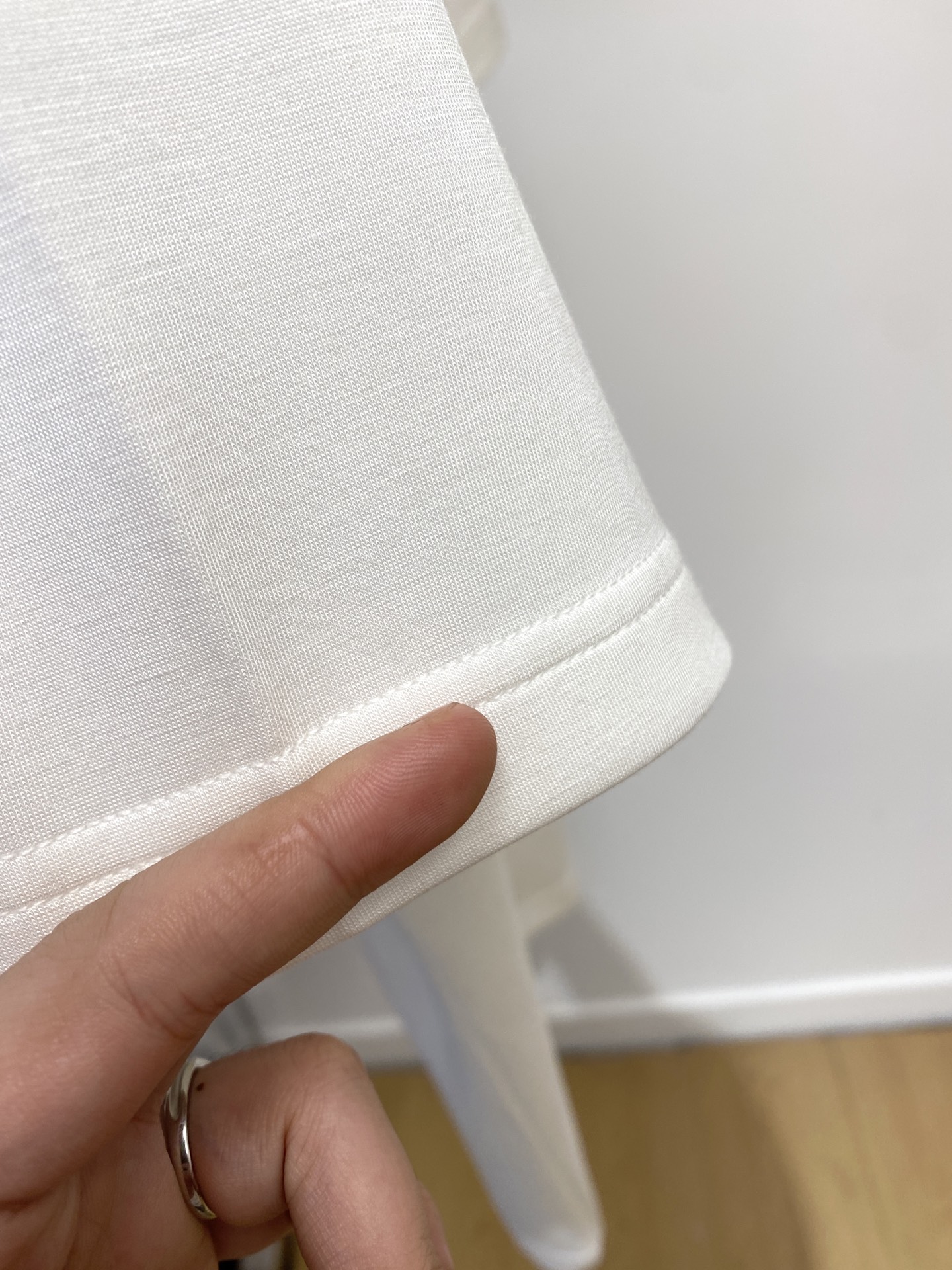 古奇、2025最新款加厚短袖打底，帅气时尚，胸前刺绣五金装饰字母logo，简约百搭款。面料棉 不仅挺括，