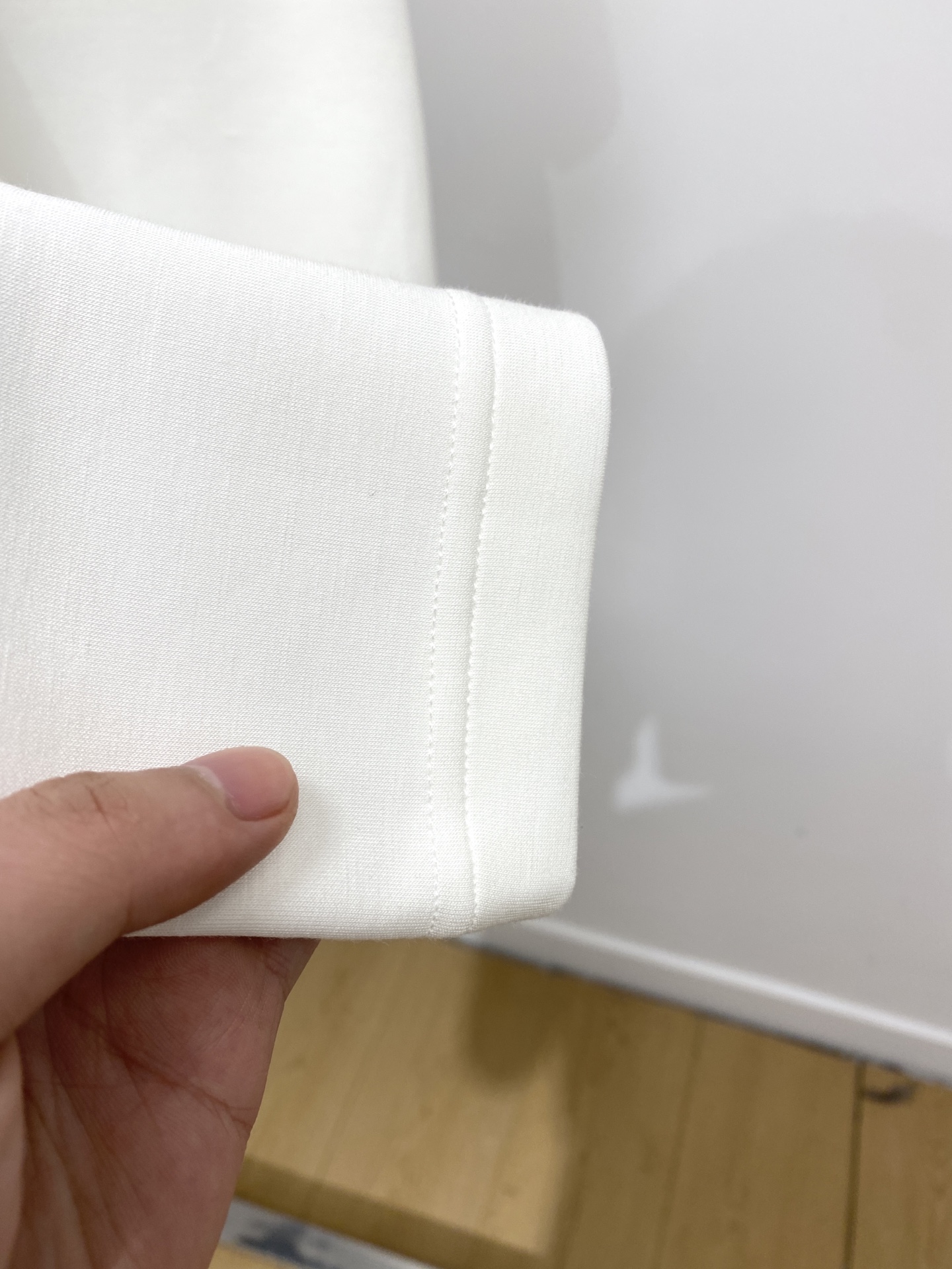 古奇、2025最新款加厚短袖打底，帅气时尚，胸前刺绣五金装饰字母logo，简约百搭款。面料棉 不仅挺括，