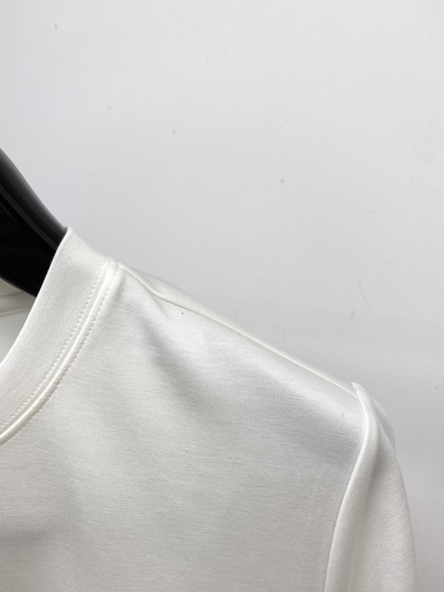 古奇、2025最新款加厚短袖打底，帅气时尚，胸前刺绣五金装饰字母logo，简约百搭款。面料棉 不仅挺括，