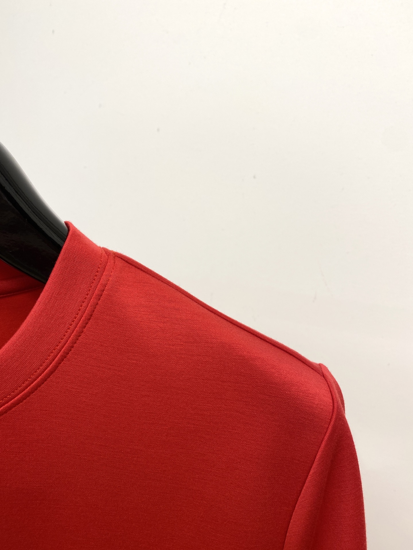 华伦天奴、2025最新款加厚短袖打底，帅气时尚，胸前刺绣装饰图案logo，简约百搭款。面料棉 不仅挺括，