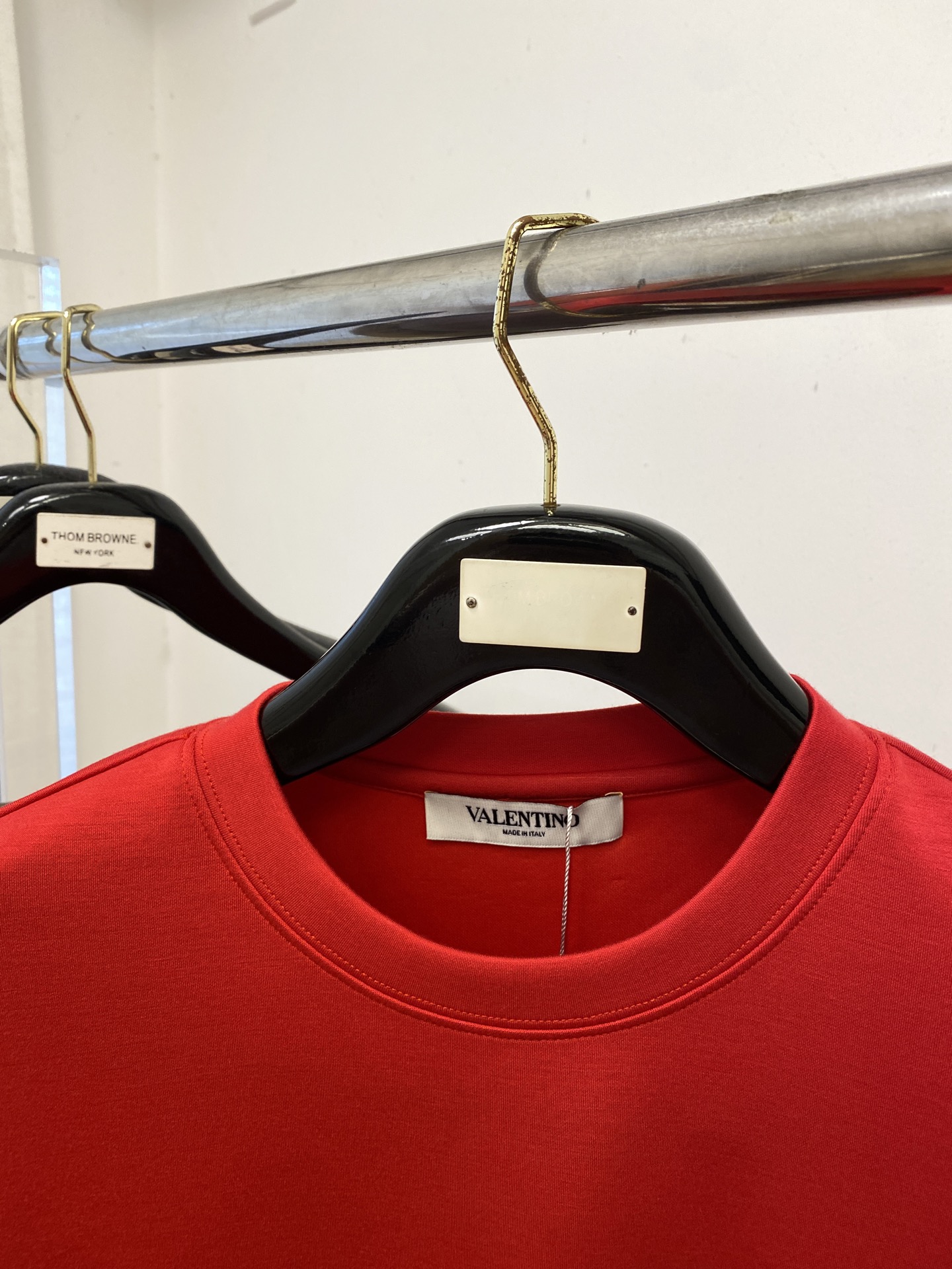 华伦天奴、2025最新款加厚短袖打底，帅气时尚，胸前刺绣装饰图案logo，简约百搭款。面料棉 不仅挺括，