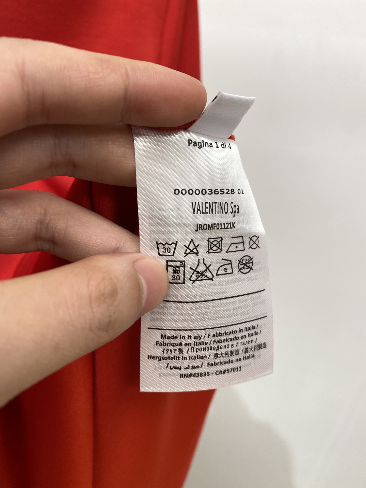 华伦天奴、2025最新款加厚短袖打底，帅气时尚，胸前刺绣装饰图案logo，简约百搭款。面料棉 不仅挺括，