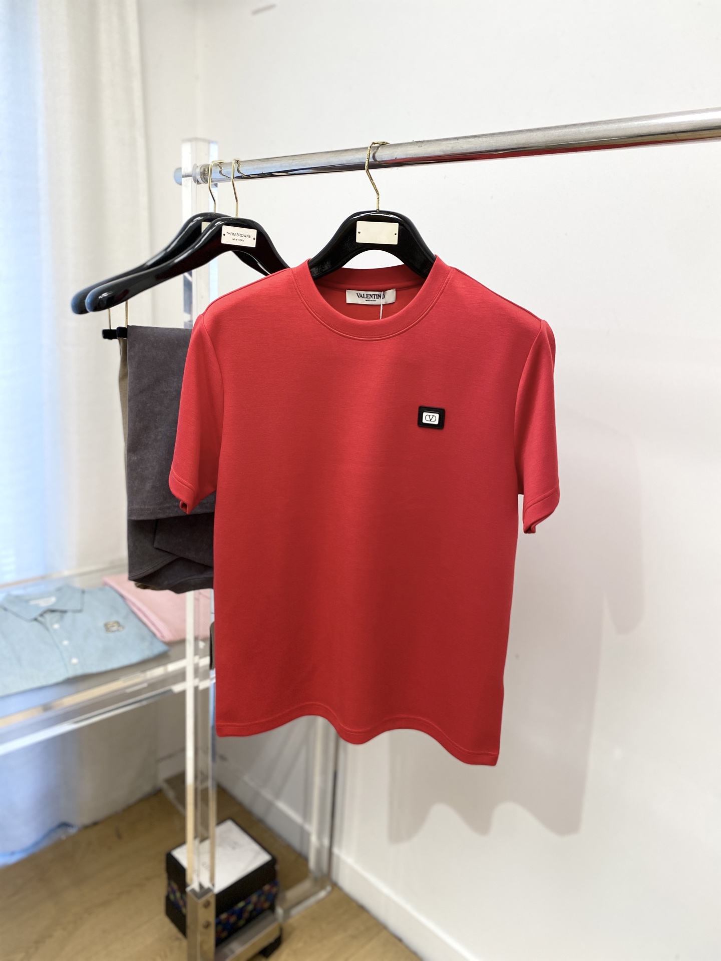 NO:540611,Valentino, the latest 2025 thick short-sleeved base, handsome and fashionable, chest embroidered decorative pattern logo, simple and versatile style. The fabric cotton is not only crisp, maintains a fashionable silhouette, but also comfortable to wear, and the yarn is more delicate, the number M-3XL, valentino, T-shirt, alexander wang19860909华伦天奴、2025最新款加厚短袖打底,帅气时尚,胸前刺绣装饰图案logo,简约百搭款.面料棉 不仅挺括,保持潮流的廓形,又穿着舒适,纱织更细腻,码数M-3XL,,valentino,T-shirt,alexander wang,Men's clothing