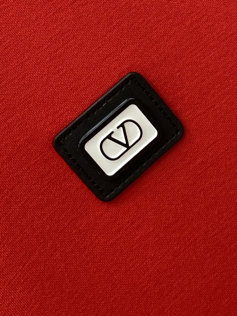 华伦天奴、2025最新款加厚短袖打底，帅气时尚，胸前刺绣装饰图案logo，简约百搭款。面料棉 不仅挺括，