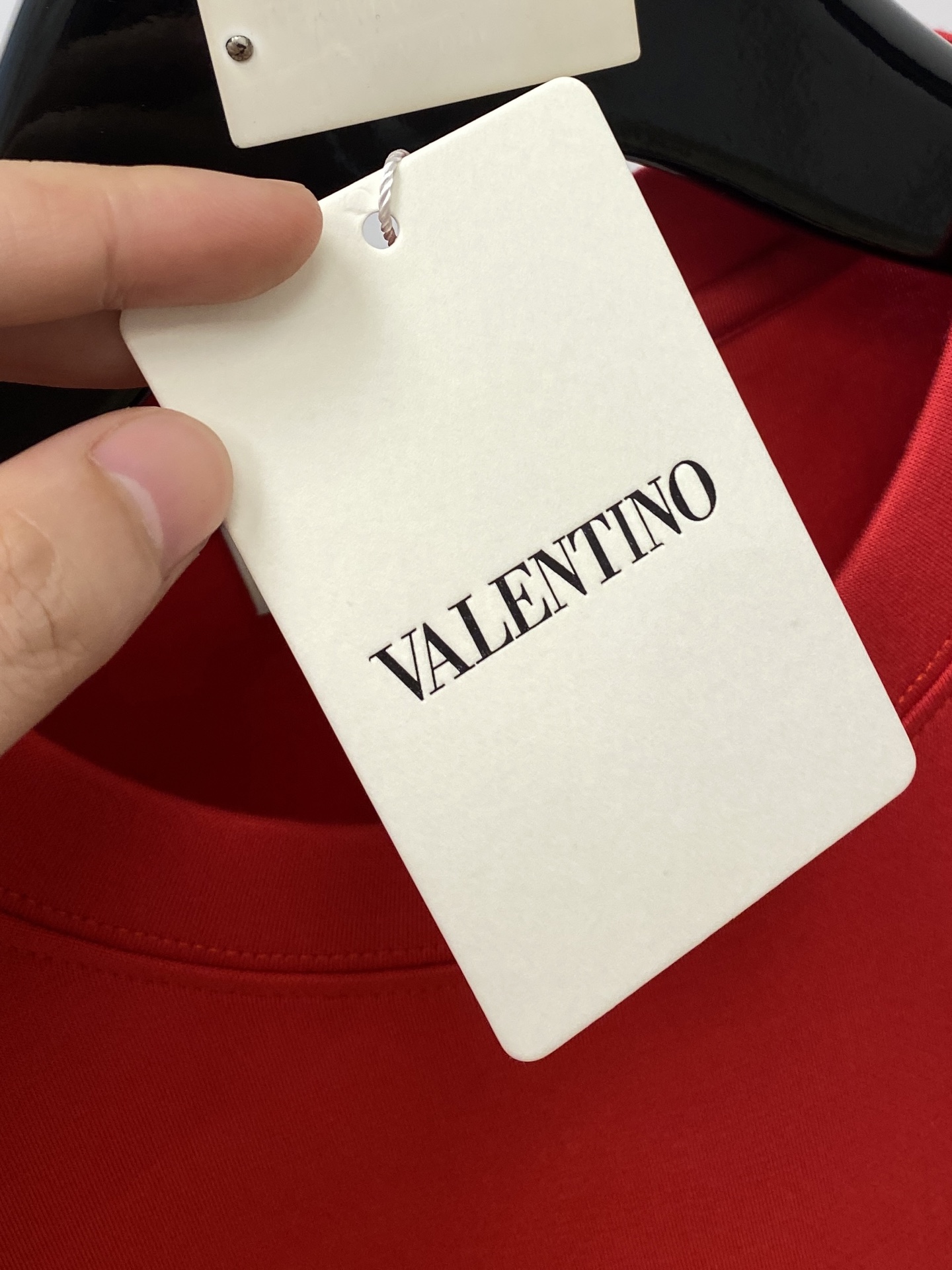 华伦天奴、2025最新款加厚短袖打底，帅气时尚，胸前刺绣装饰图案logo，简约百搭款。面料棉 不仅挺括，