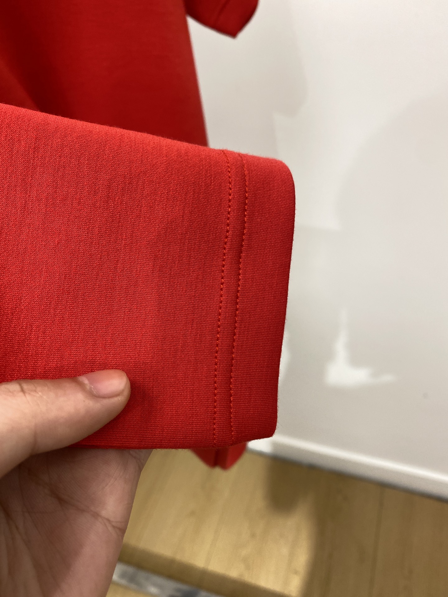 华伦天奴、2025最新款加厚短袖打底，帅气时尚，胸前刺绣装饰图案logo，简约百搭款。面料棉 不仅挺括，