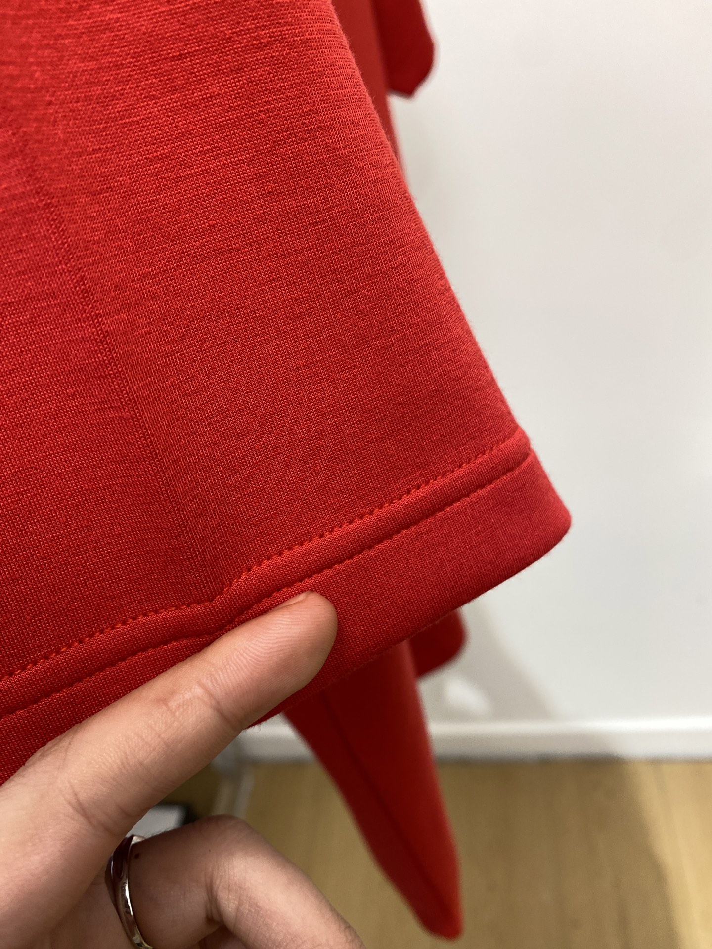 华伦天奴、2025最新款加厚短袖打底，帅气时尚，胸前刺绣装饰图案logo，简约百搭款。面料棉 不仅挺括，