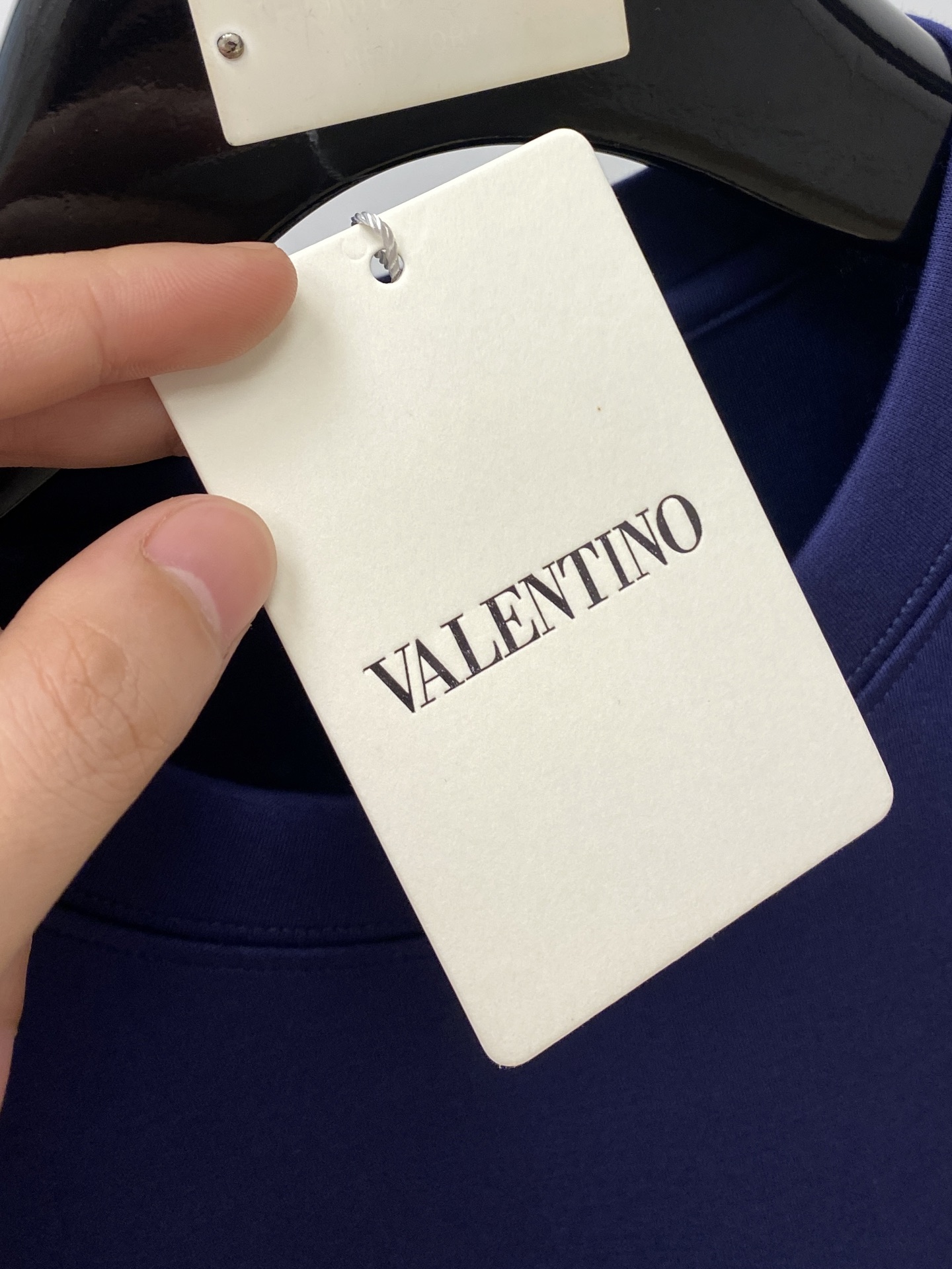 华伦天奴、2025最新款加厚短袖打底，帅气时尚，胸前刺绣装饰图案logo，简约百搭款。面料棉 不仅挺括，