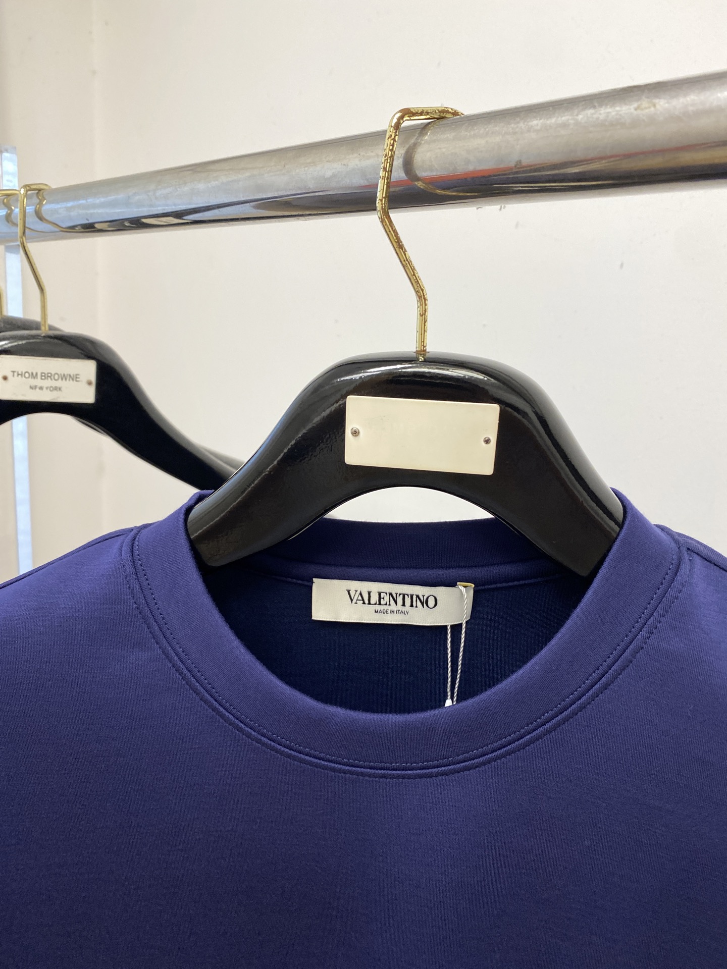 华伦天奴、2025最新款加厚短袖打底，帅气时尚，胸前刺绣装饰图案logo，简约百搭款。面料棉 不仅挺括，