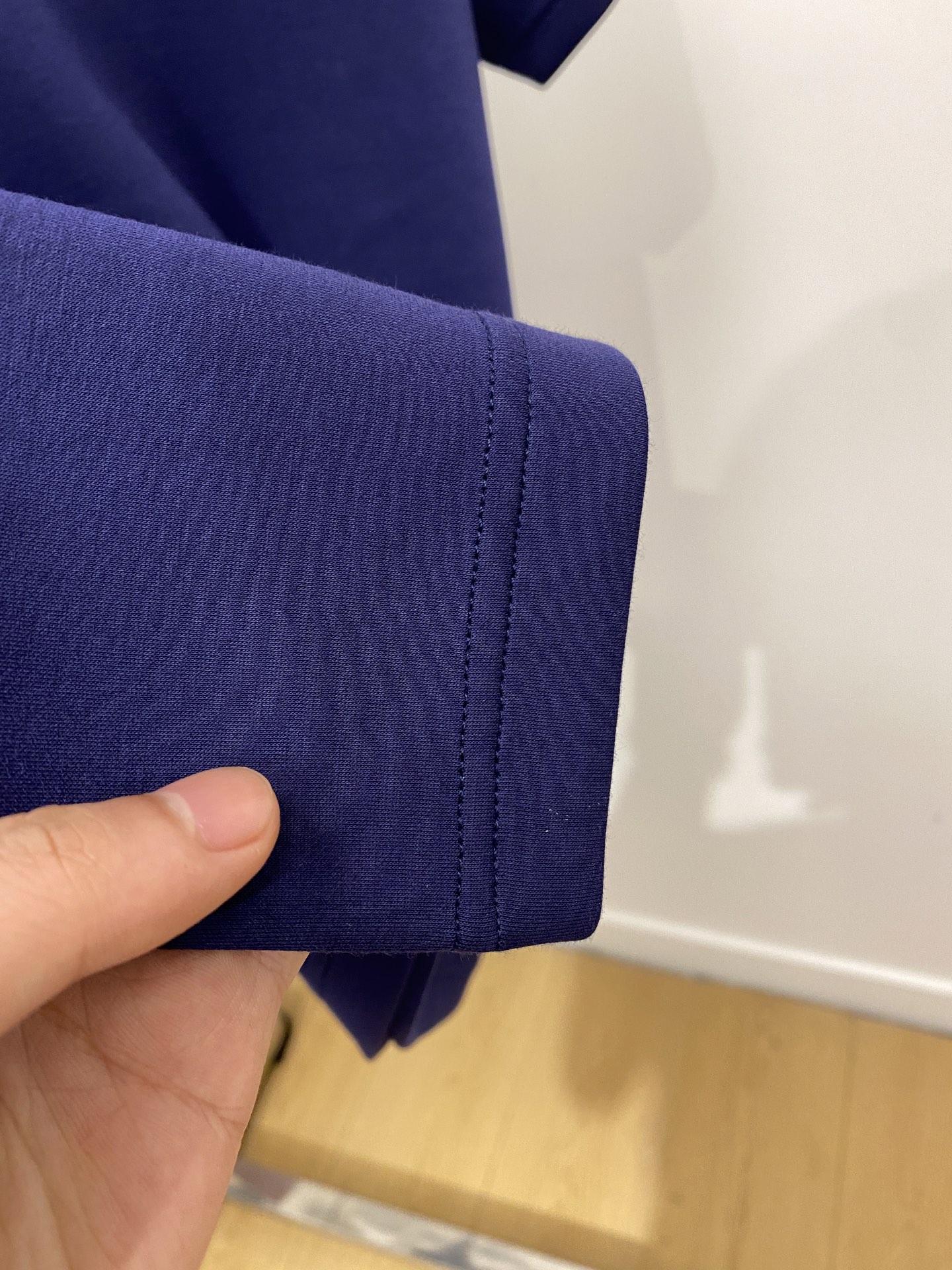 古奇、2025最新款加厚短袖打底，帅气时尚，胸前刺绣五金装饰字母logo，简约百搭款。面料棉 不仅挺括，